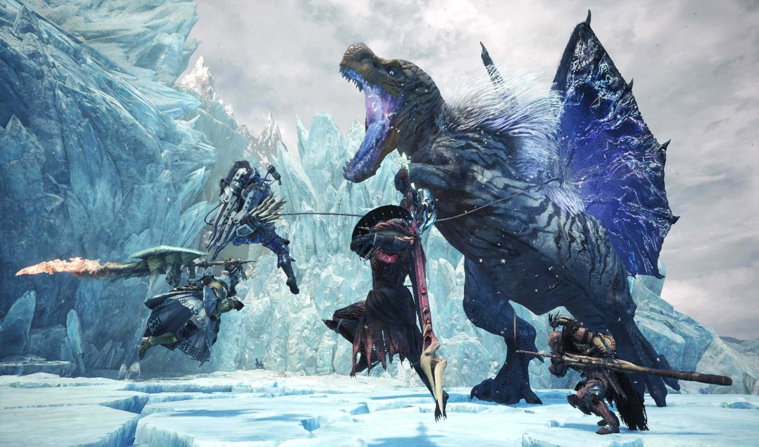 2440x1440 Monster Hunter World 霜雪場景背景 壁紙 — 三名獵人在多雲的天空下，在冰凍的山地景觀中與巨大的冰龍戰鬥。