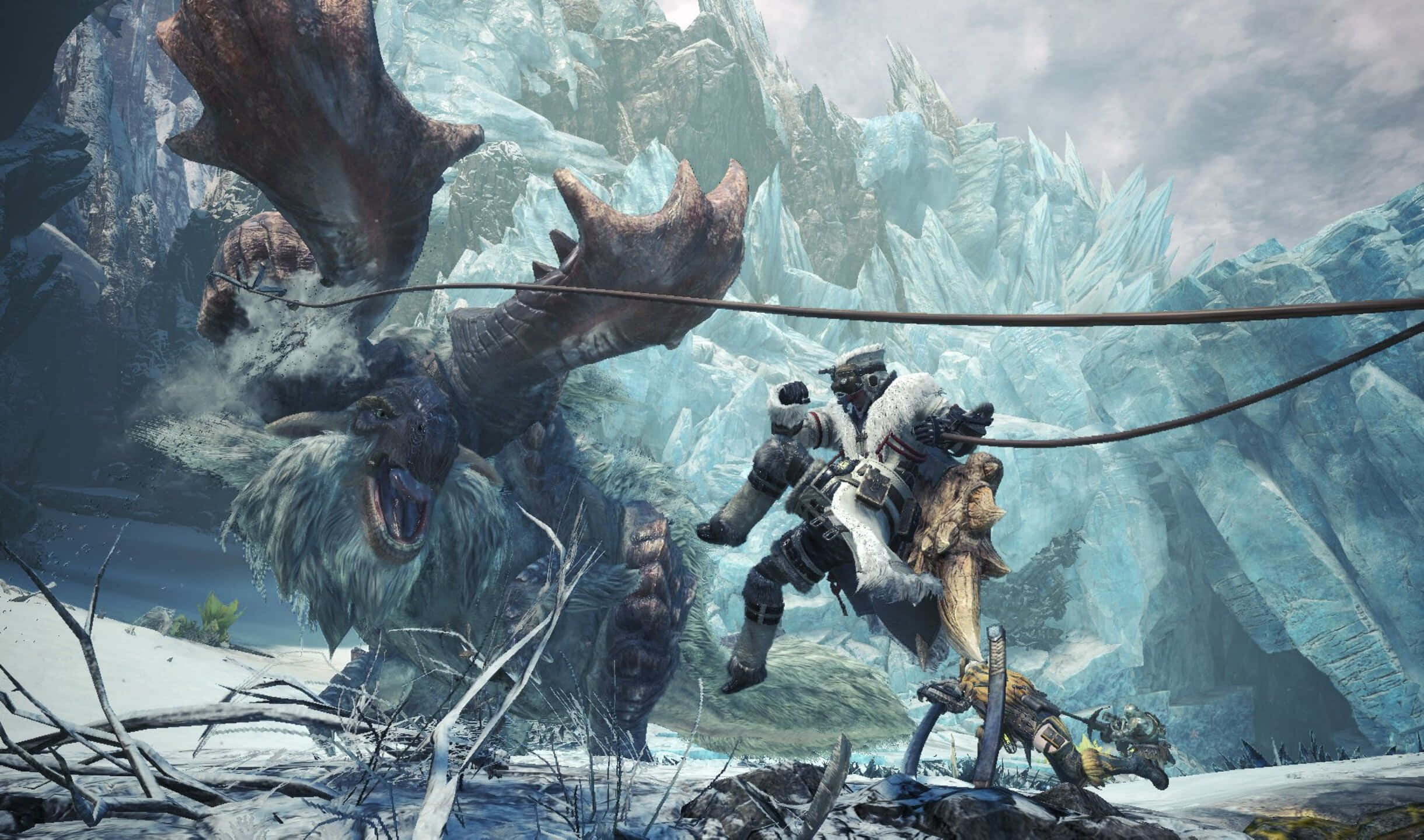 2440x1440 Monster Hunter World 繩索背景 壁紙 — 一名身穿重甲的獵人在白雪皚皚的山地景觀中與一隻巨大的冰覆蓋的怪物搏鬥，該怪物擁有巨大的角。