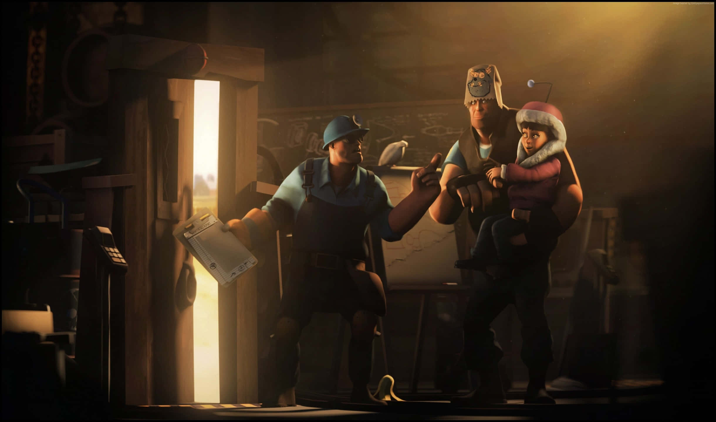 2440x1440 Team Fortress 2 射手與工程師背景 壁紙 — 兩個工人在昏暗的工作坊裡，拿著一個剪貼板和一個孩子，溫暖的光線從門口射進來。