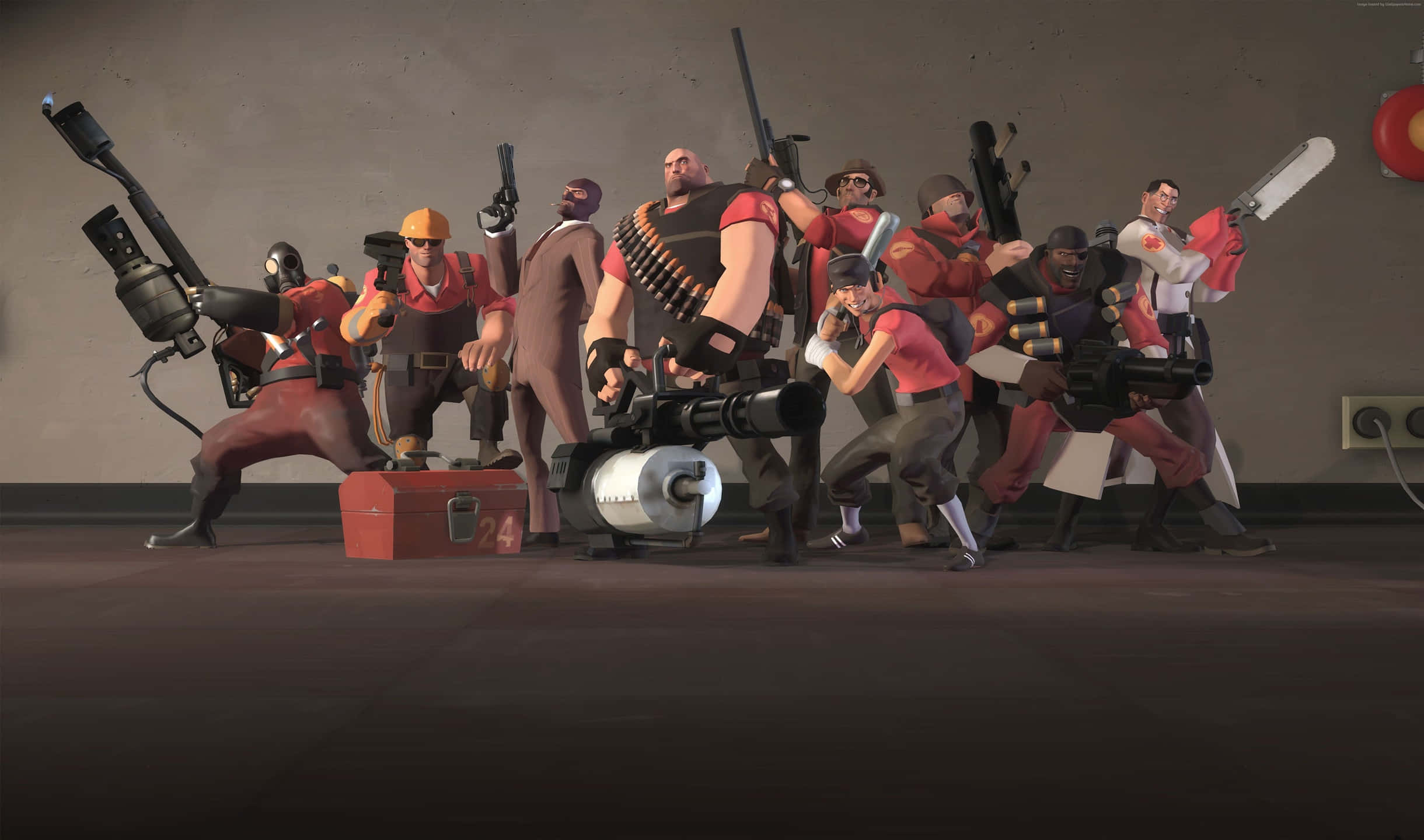 2440x1440 Team Fortress 2 所有角色持武器背景 壁紙 — 一群風格化的電子遊戲角色，身穿紅色和棕色裝備，在昏暗的房間裡動態地擺出姿勢，手持重型武器。