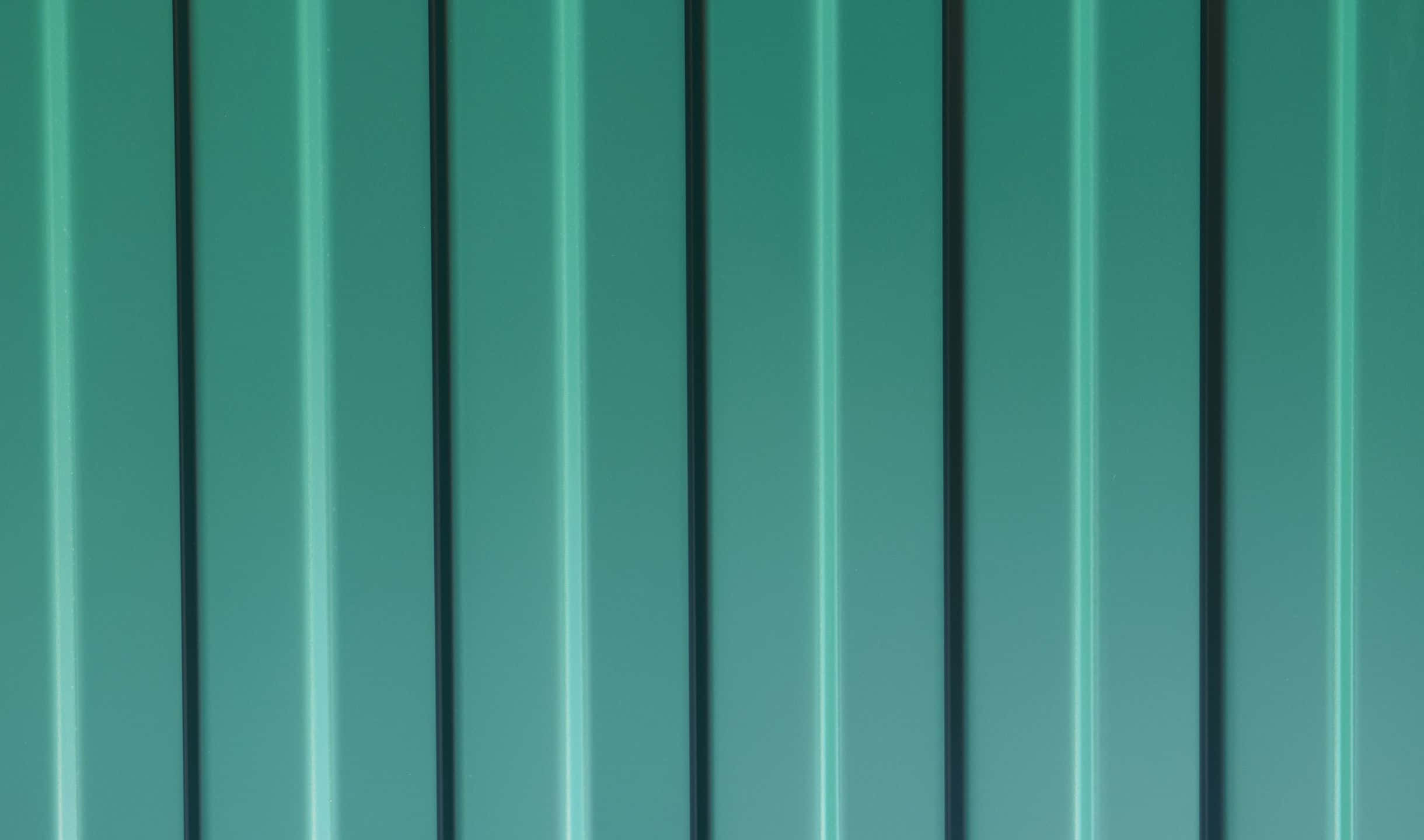 2440x1440 材質背景圖像 壁紙 — 垂直的青綠色金屬板條帶有發光的垂直光條，營造出現代工業質感。