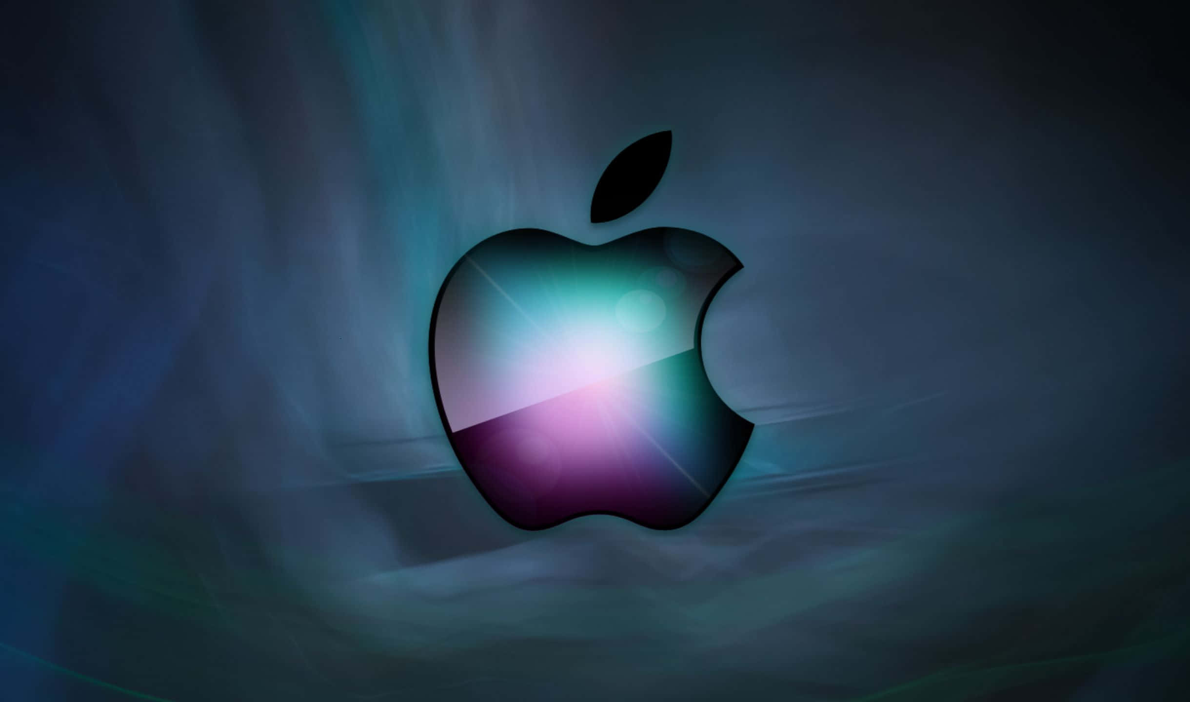 2440x1440 深灰色 Apple 背景 壁紙 — 一個發光的Apple標誌在深色旋轉的藍色和紫色背景上散發出鮮豔的光芒。