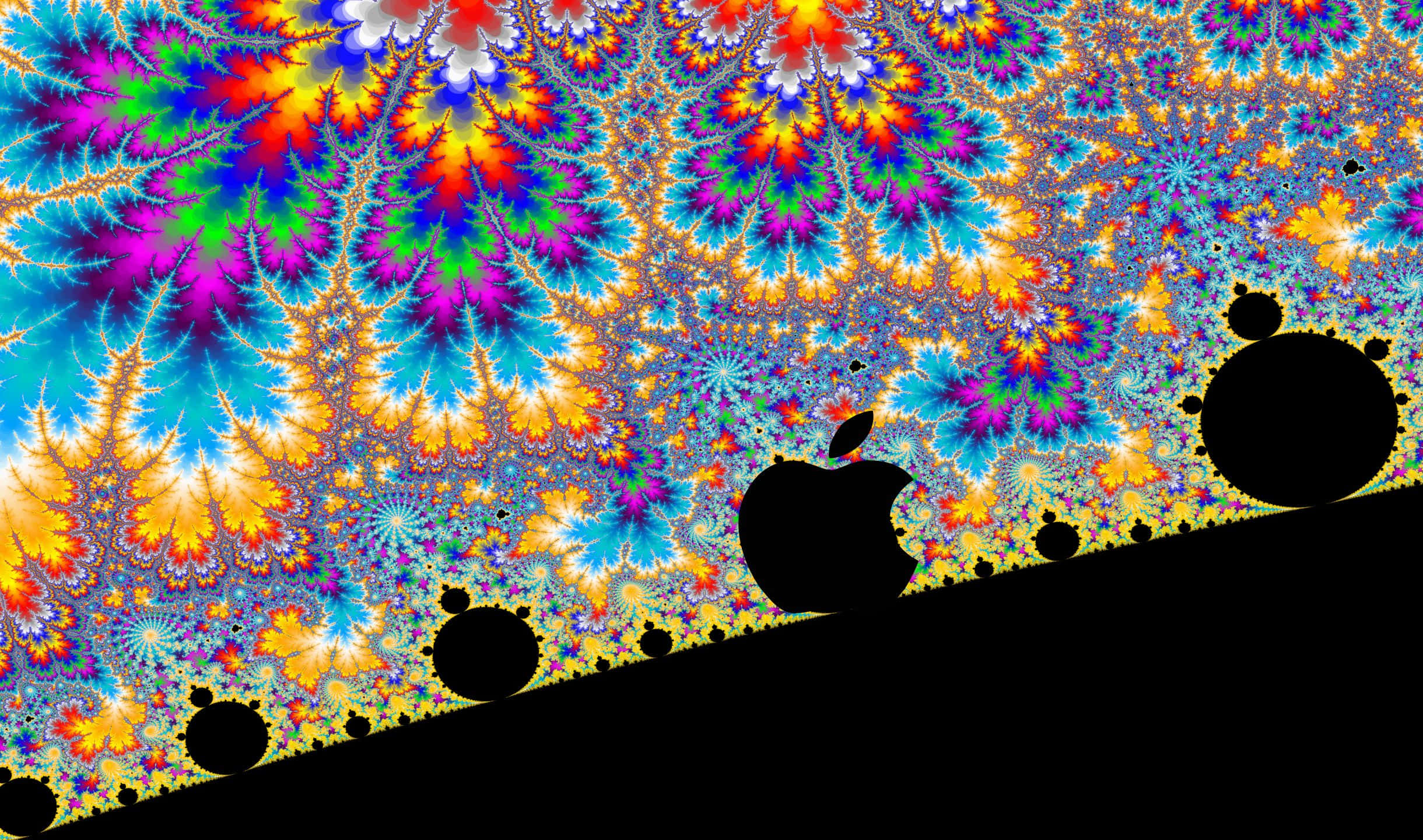 2440x1440 迷幻抽象蘋果背景 壁紙 — 充滿活力的分形圖案在彩虹色調中爆發，映襯著蘋果標誌和球體的黑色剪影。