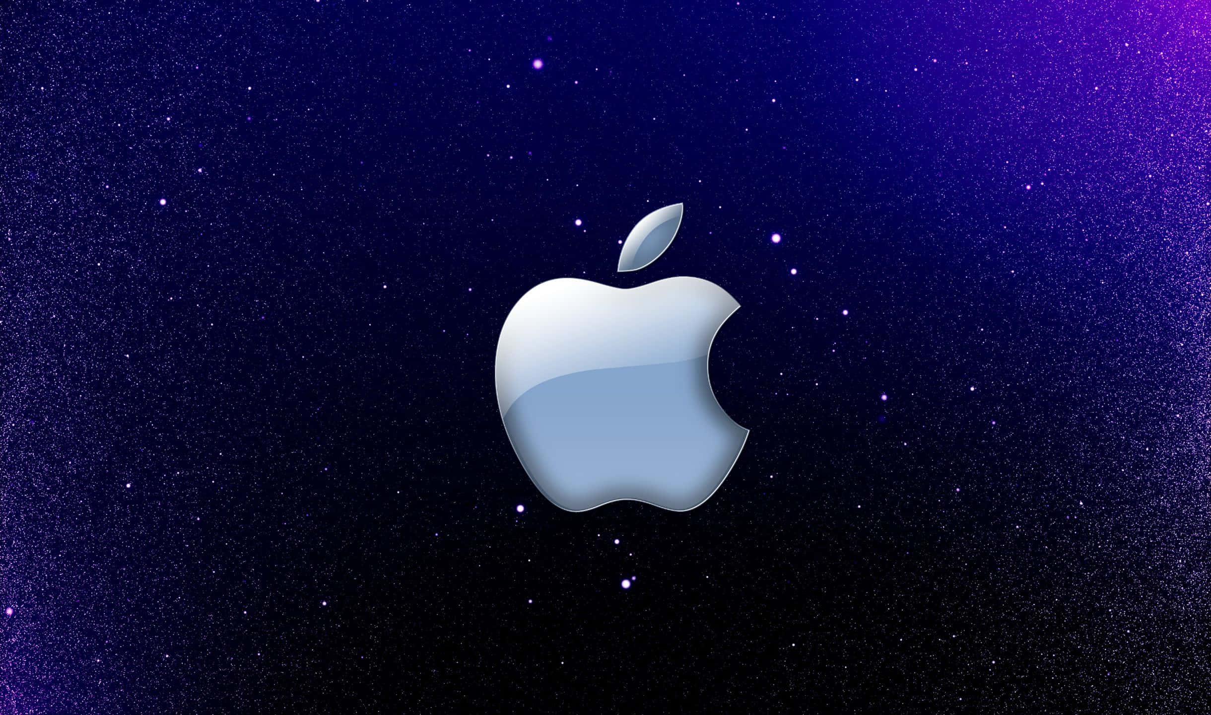 2440x1440 銀色蘋果標誌背景 壁紙 — 一個閃亮的銀色Apple標誌漂浮在深藍色和紫色的星空宇宙漸變背景上。