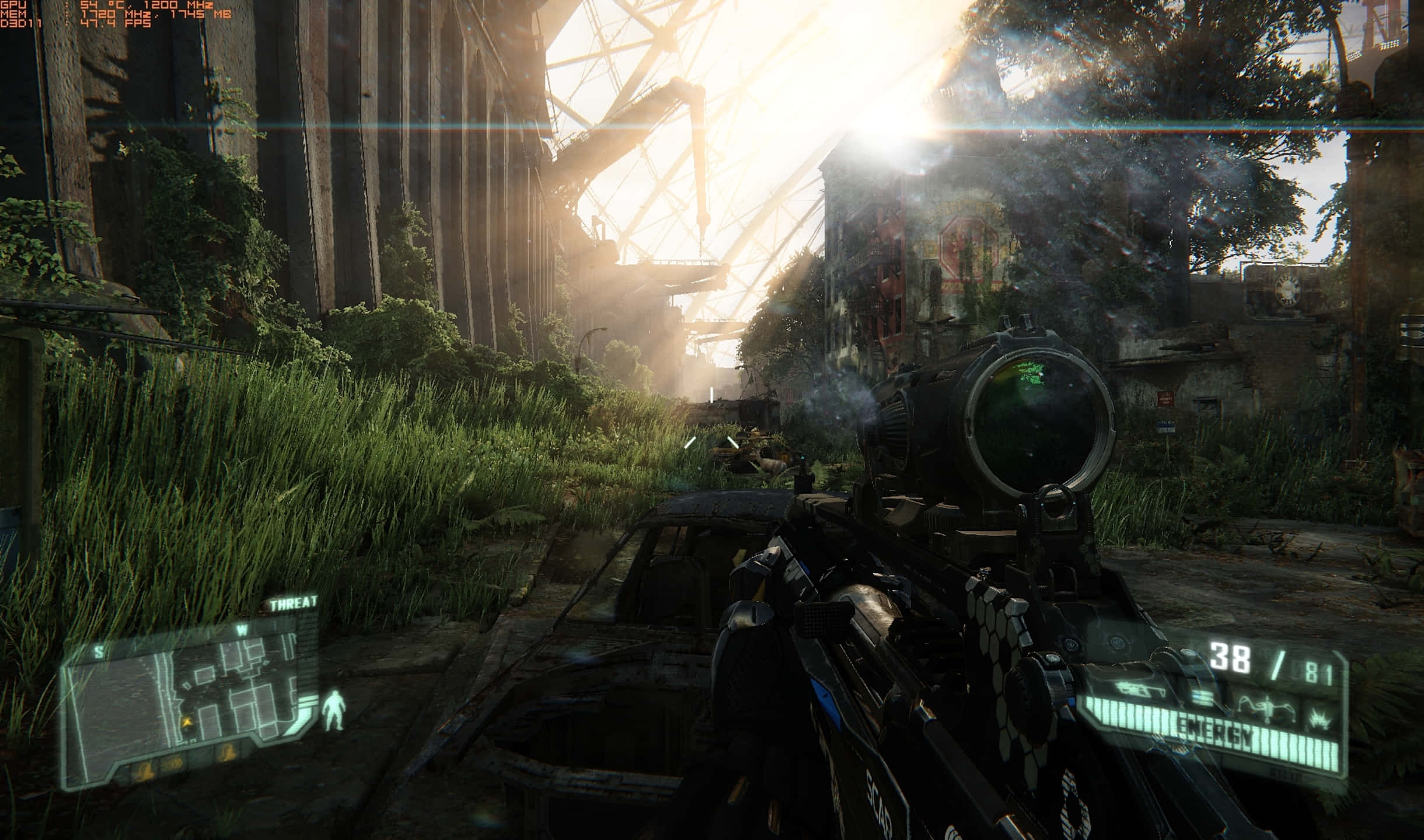 2440x1440《Crysis 3》：一場宏大的冒險即將展開 壁紙 — 第一人稱視角，狙擊步槍瞄準穿過雜草叢生的廢墟，陽光穿過破碎的玻璃和煙霧。