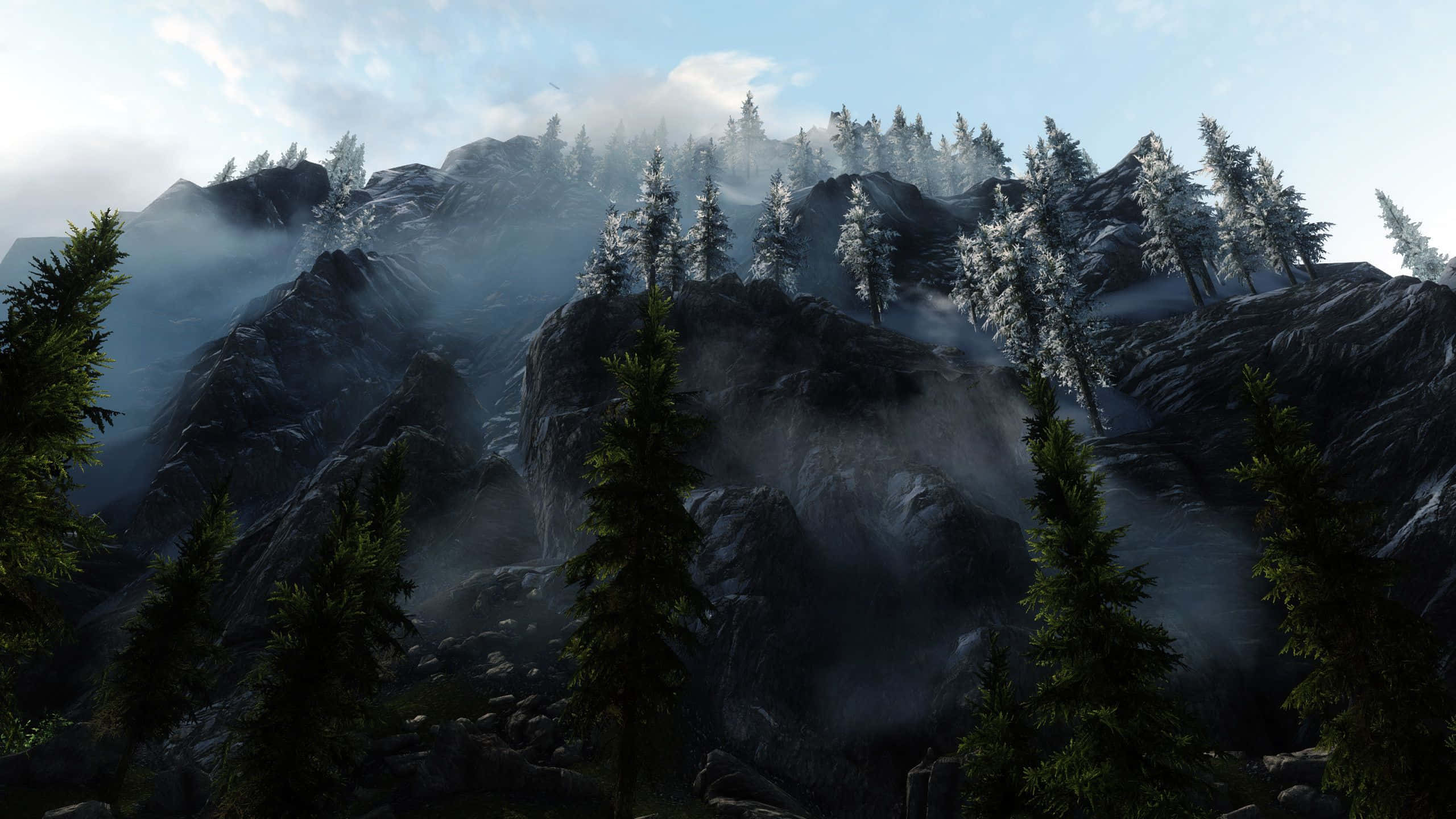 2560 X 1440 天際：霧氣山景 壁紙 — 霧氣籠罩的山峰穿過薄霧升起，淡藍色天空下覆蓋著白雪的常青樹。
