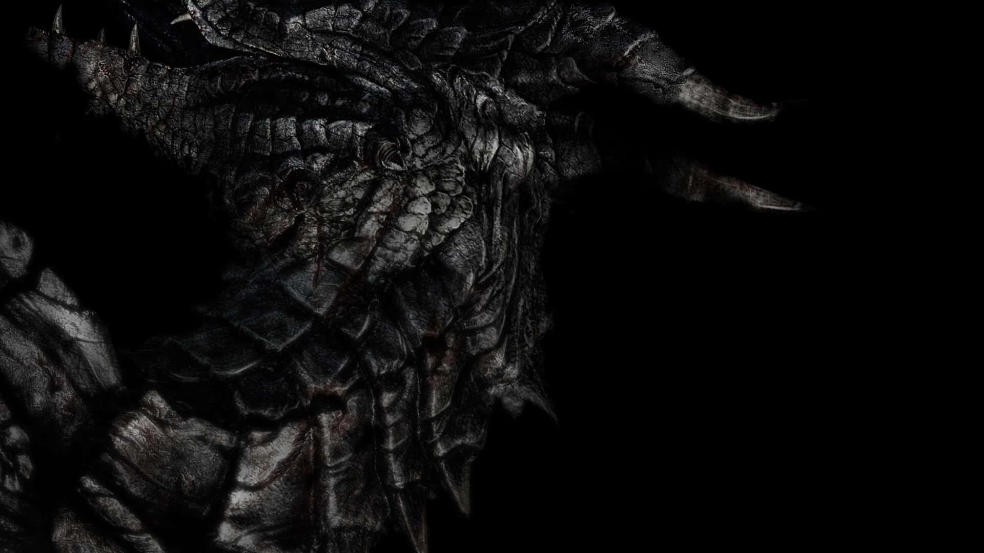 2560 X 1440 龍騎士：銀色巨龍鱗片 壁紙 — 一個帶有裂紋深色鱗片和尖銳角的威嚇龍頭，從黑暗中以戲劇性的特寫出現。