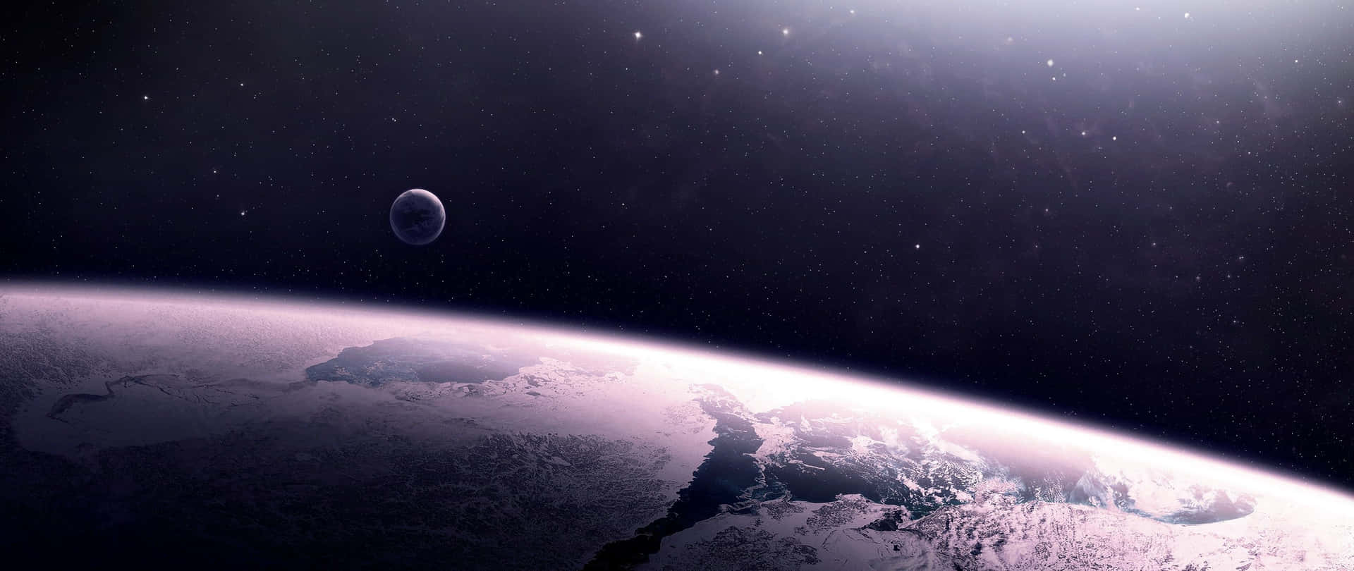 雪覆蓋的行星地平線在星空下發出紫色光芒，遠處有月亮