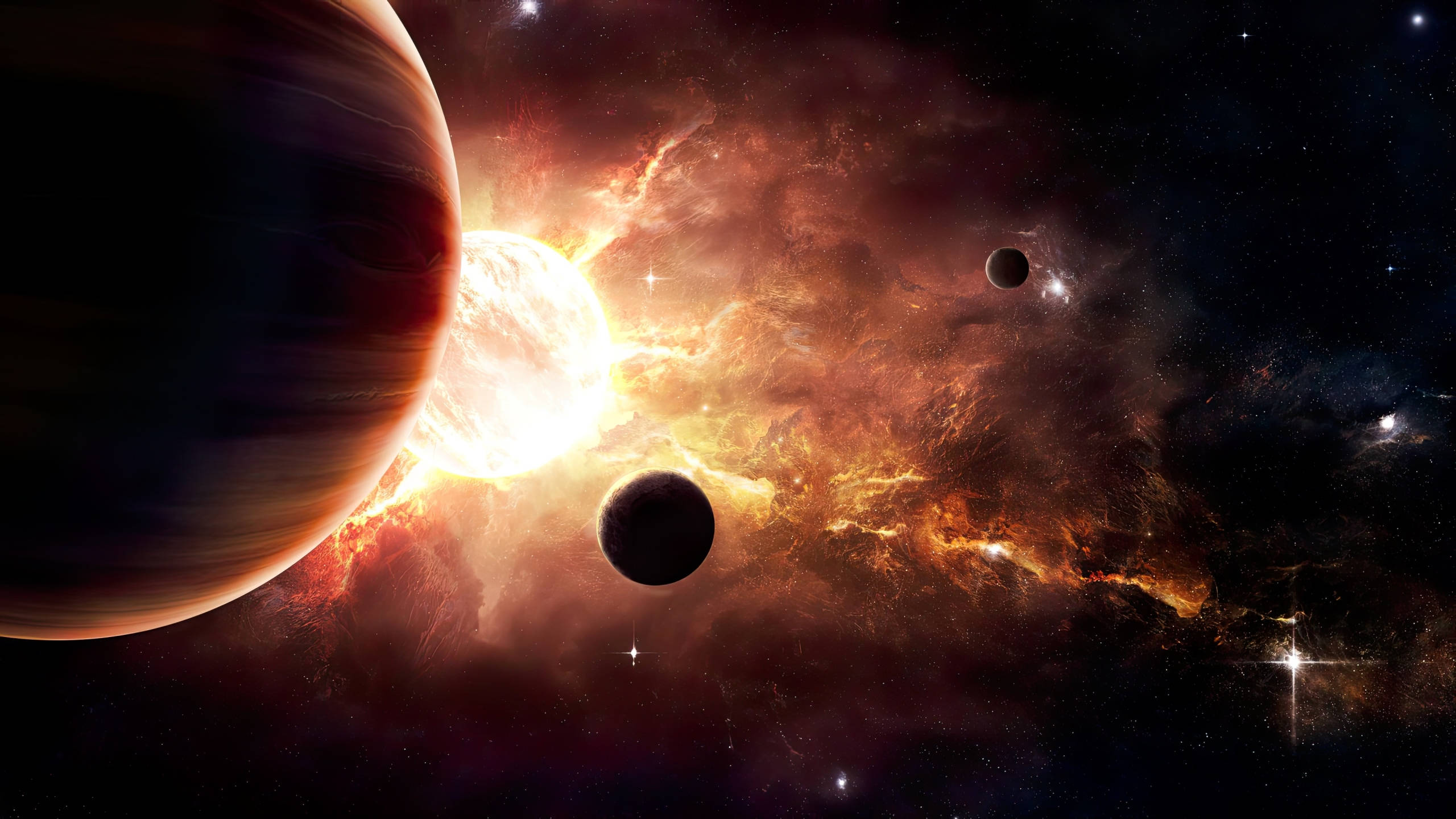 太空中太陽 2560x1440 壁紙 — 熾熱星雲在巨大行星和軌道衛星後方發光，襯托著繁星點點的宇宙背景。