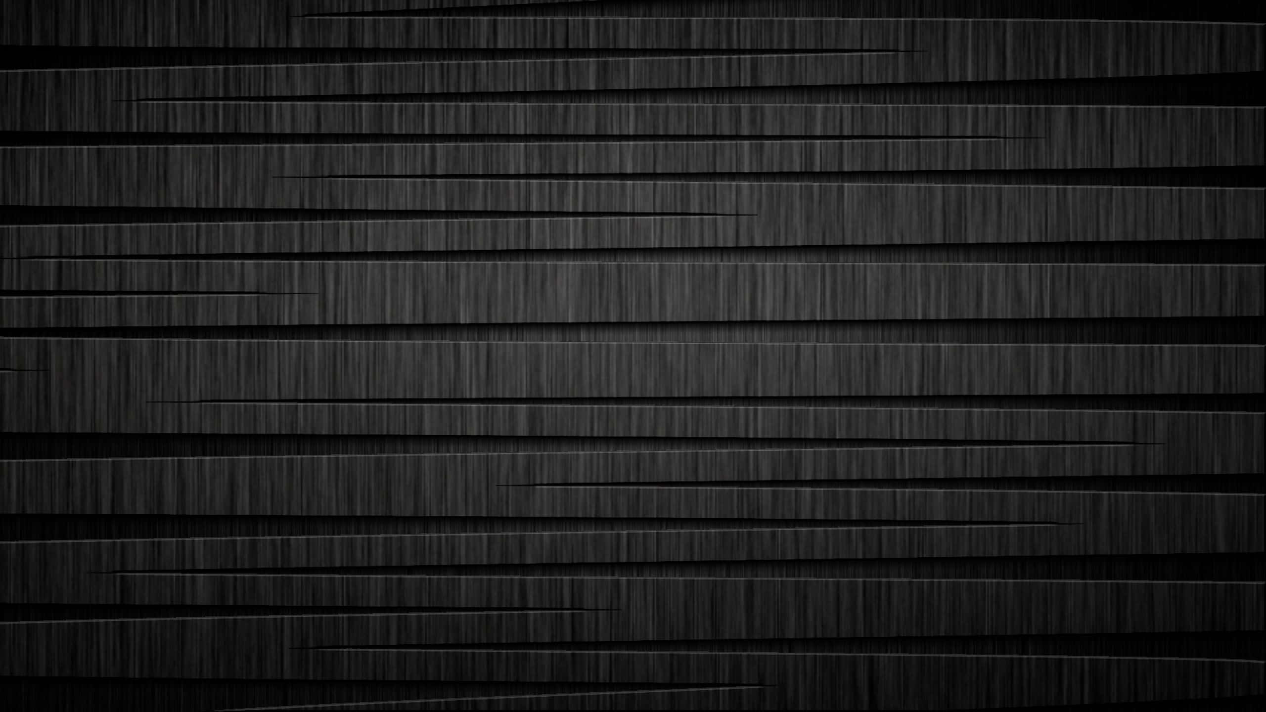 2560x1440 黑色簡約表面 壁紙 — 一個深色抽象圖案，由水平黑色和灰色紋理條紋組成，具有微妙的深度和變化。