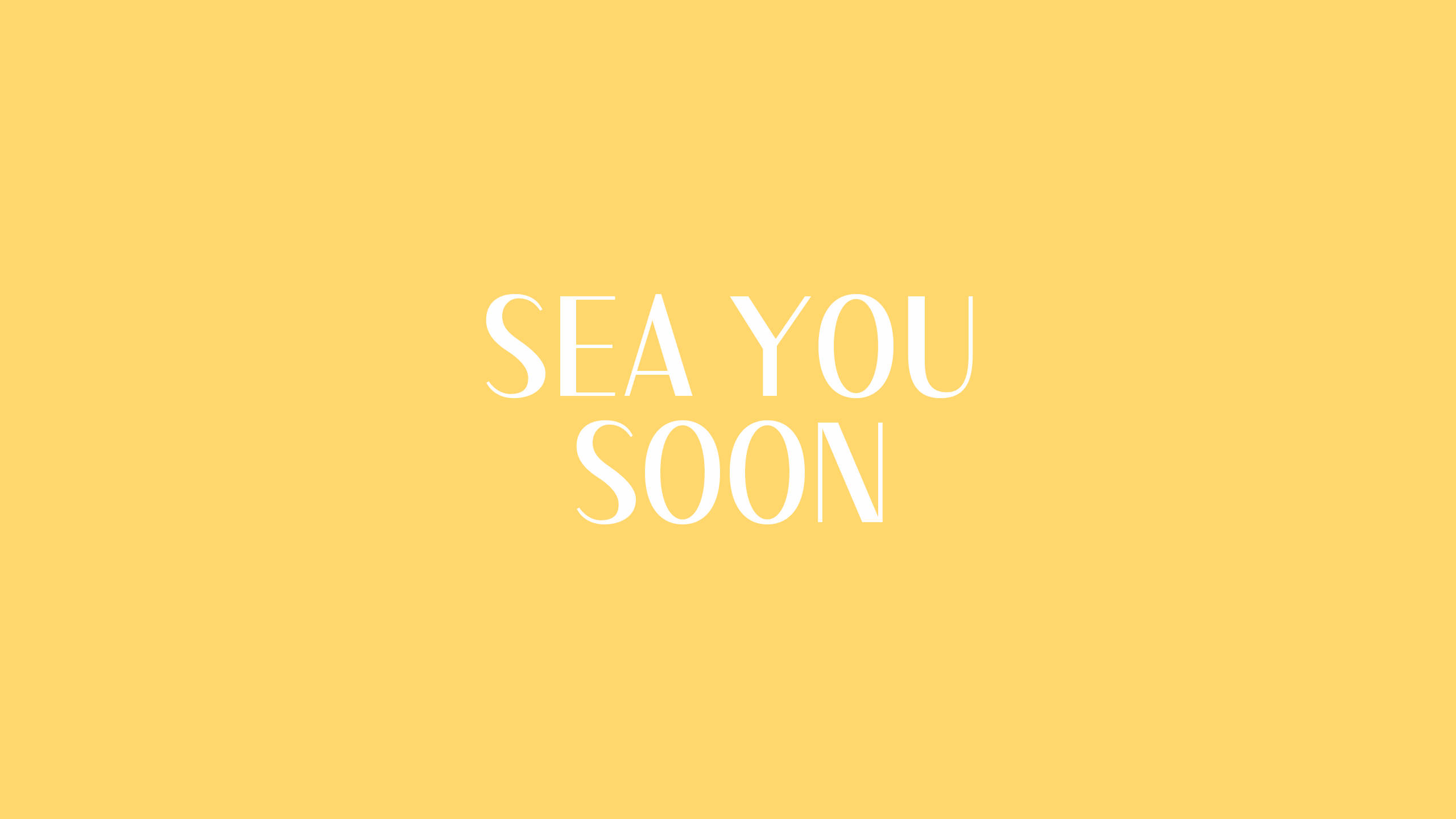 2560x1440 夏日海見你 壁紙 — 粗體白色文字「SEA YOU SOON」居中顯示在純暖黃色背景上。