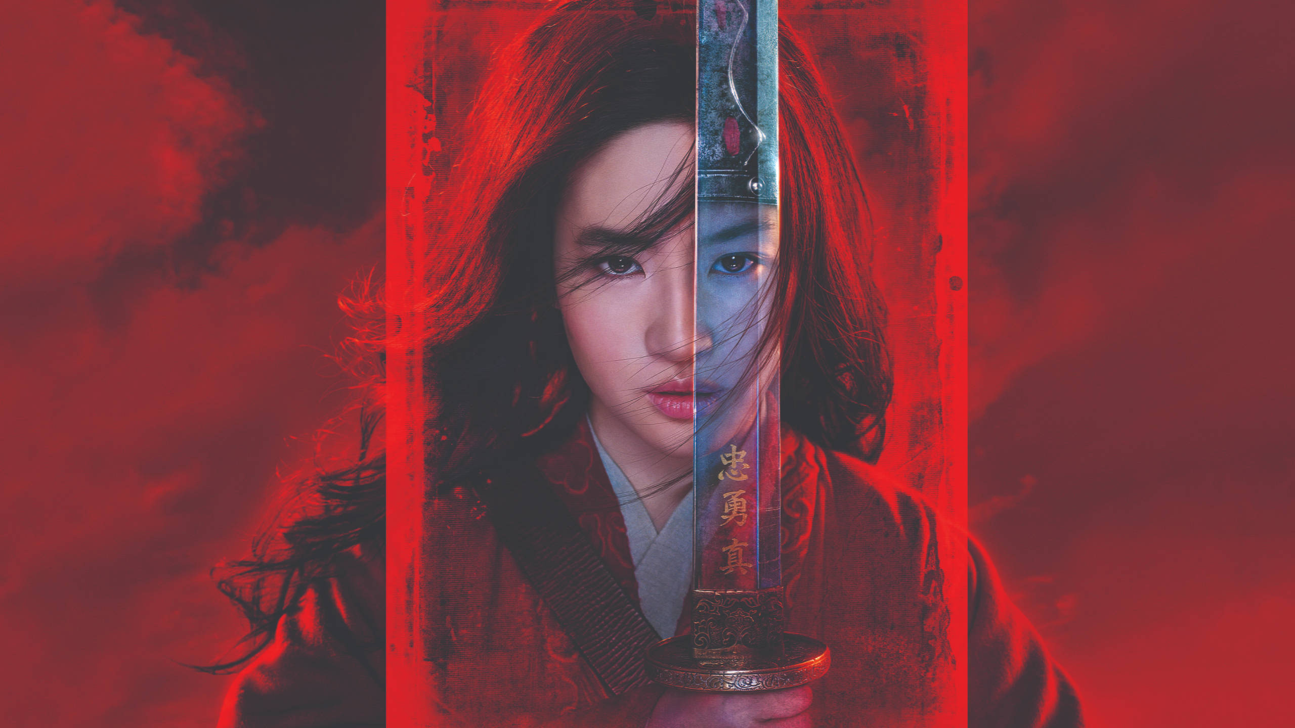 2560x1440 迪士尼花木蘭持劍 壁紙 — 一名女戰士垂直握劍，將她的臉分成兩半，一半紅色，一半藍色，背景是暴風雨的紅色天空。