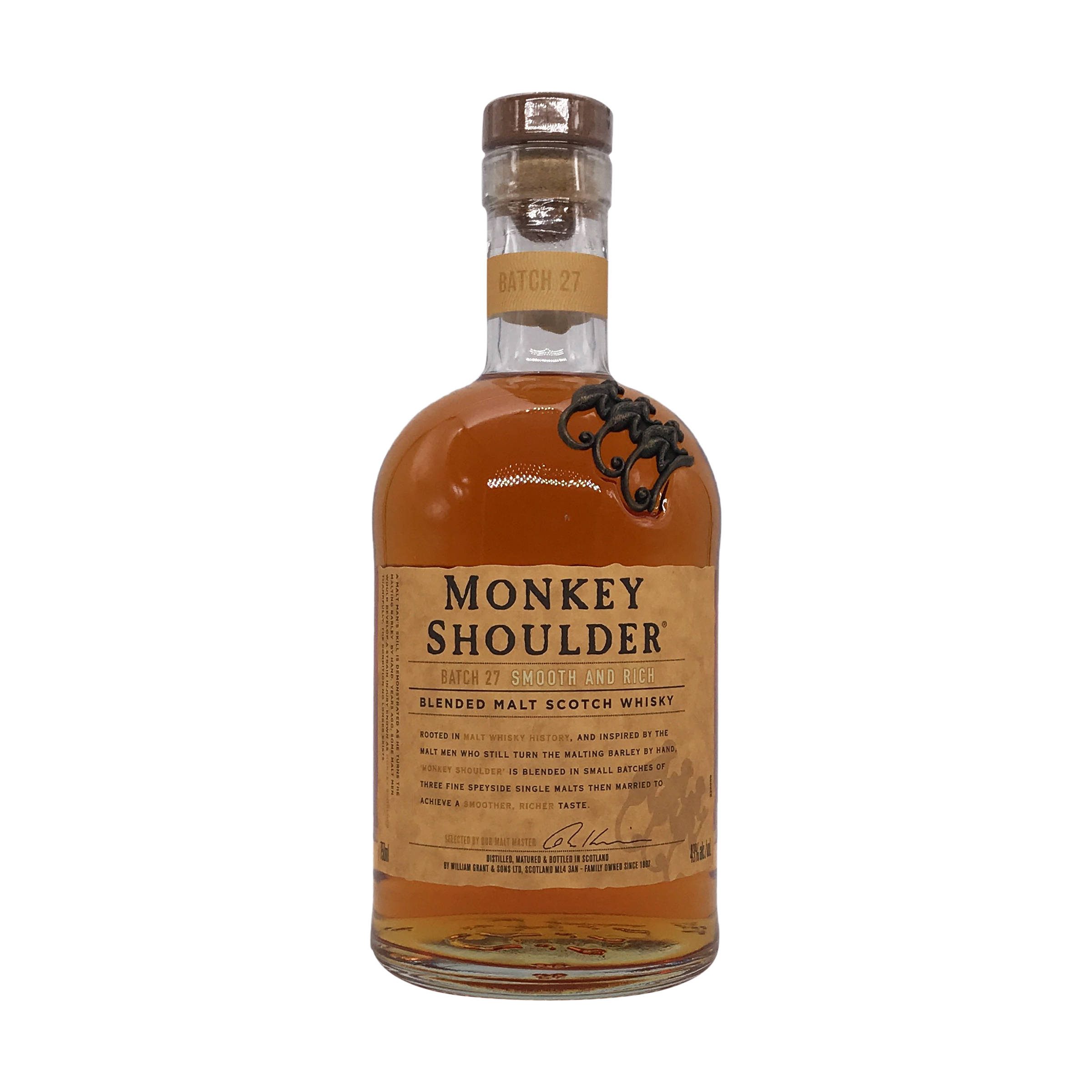 猴肩第27批蘇格蘭威士忌特寫 壁紙 — 一瓶透明玻璃瓶裝的Monkey Shoulder調和麥芽蘇格蘭威士忌，琥珀色液體，鄉村風格標籤上有獨特的三猴標誌。