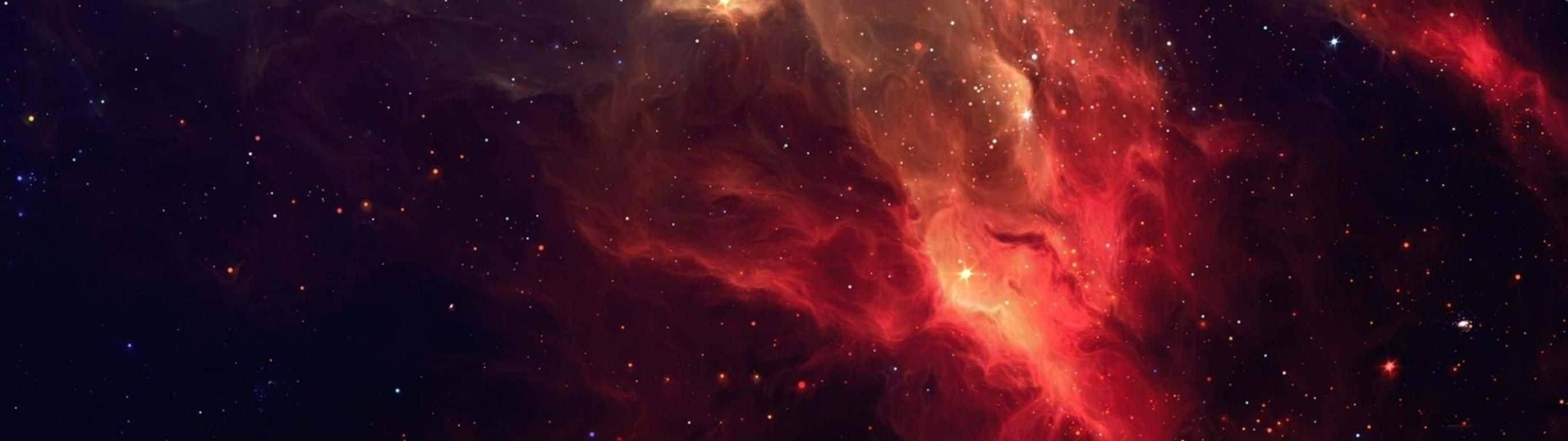 在浩瀚太空中，一個火紅和橙色的星雲與星星一起發光。