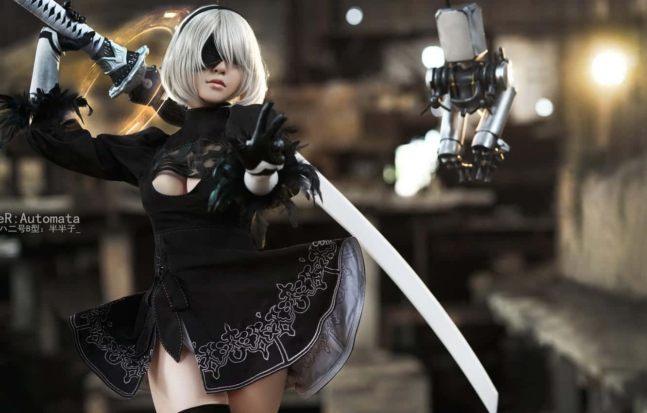 扮演《尼爾：自動人形》2B的cosplayer在工業環境中手持發光的劍。