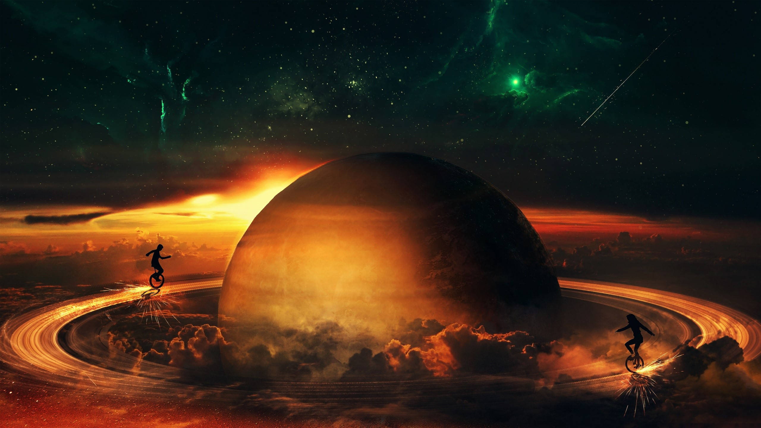 2K土星環幻想藝術 壁紙 — 兩個剪影人物在星光熠熠的綠色和橙色星雲下，騎著獨輪車在巨大行星周圍的發光環上。