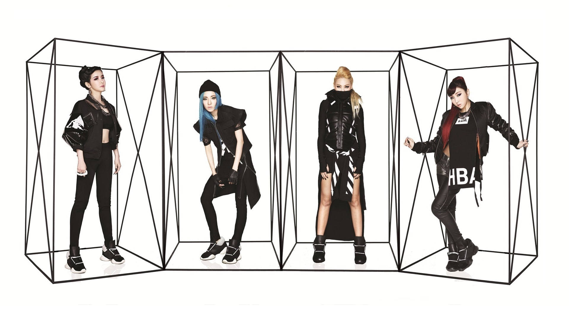 2NE1《Crush》專輯海報 壁紙 — 四位時尚女性身穿前衛黑色服裝，在幾何線框立方體內自信擺姿勢，背景為純白色。