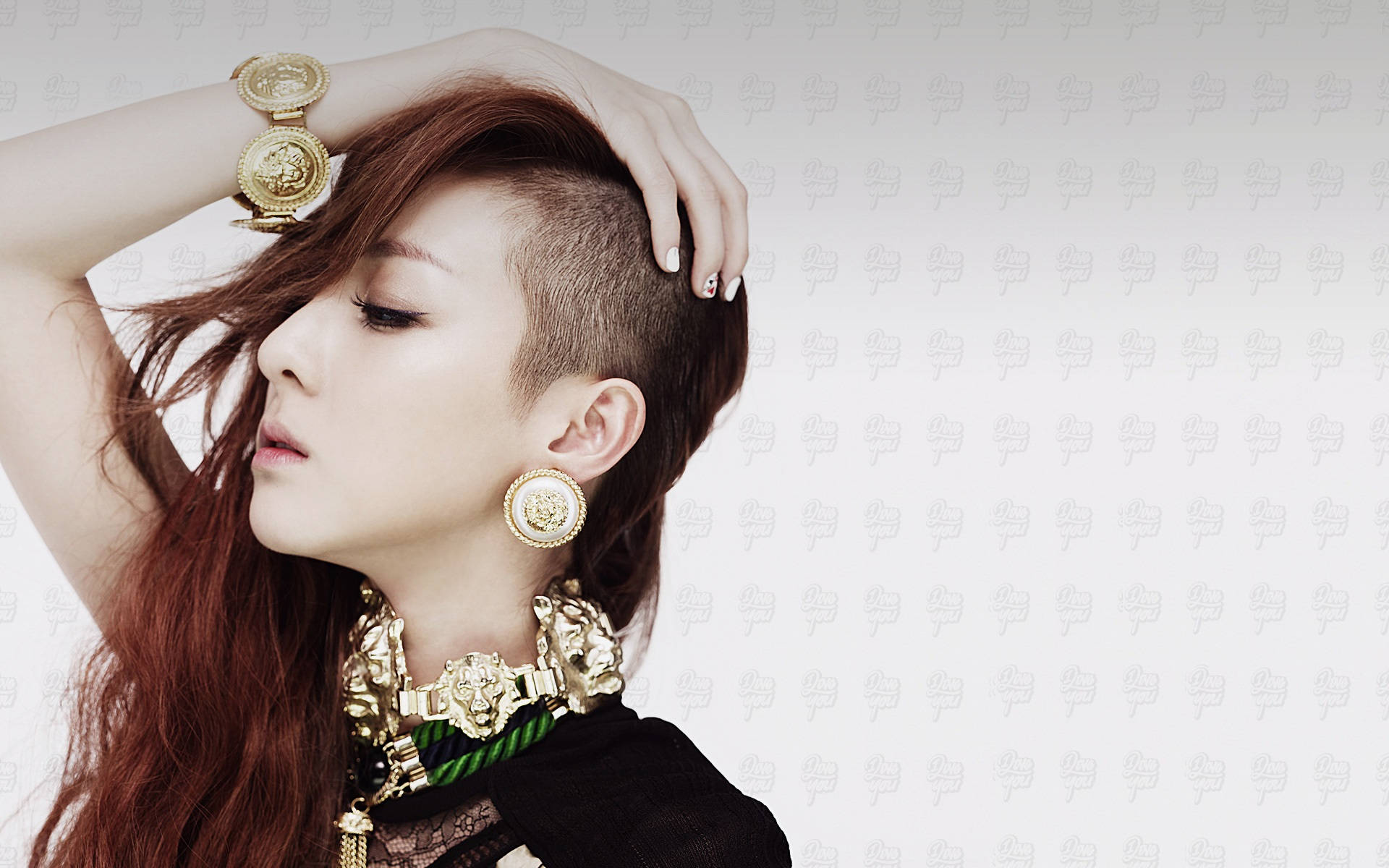 2NE1 Dara 短髮造型 壁紙 — 一位剃了側邊、留著長紅髮的女性，在圖案白色背景前佩戴華麗的金飾。