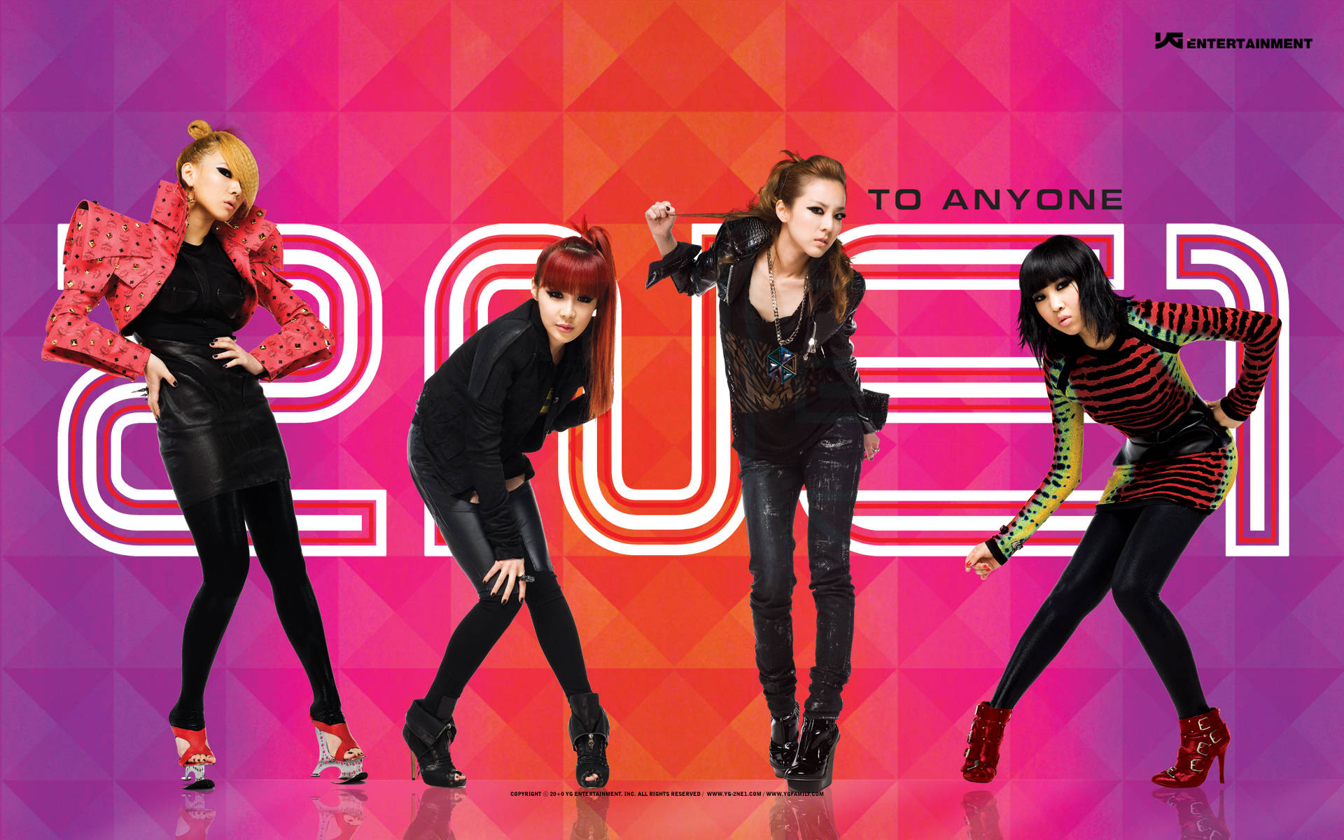 2NE1 K-POP霓虹海報 壁紙 — 四位時尚女表演者在充滿活力的粉紅橙色幾何背景前擺出動感姿勢，背景上有大型白色「2011」文字。