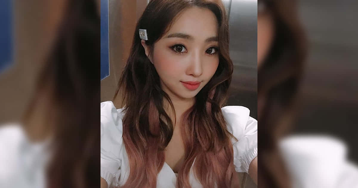年輕女性長髮白襯衫在室內看著鏡頭