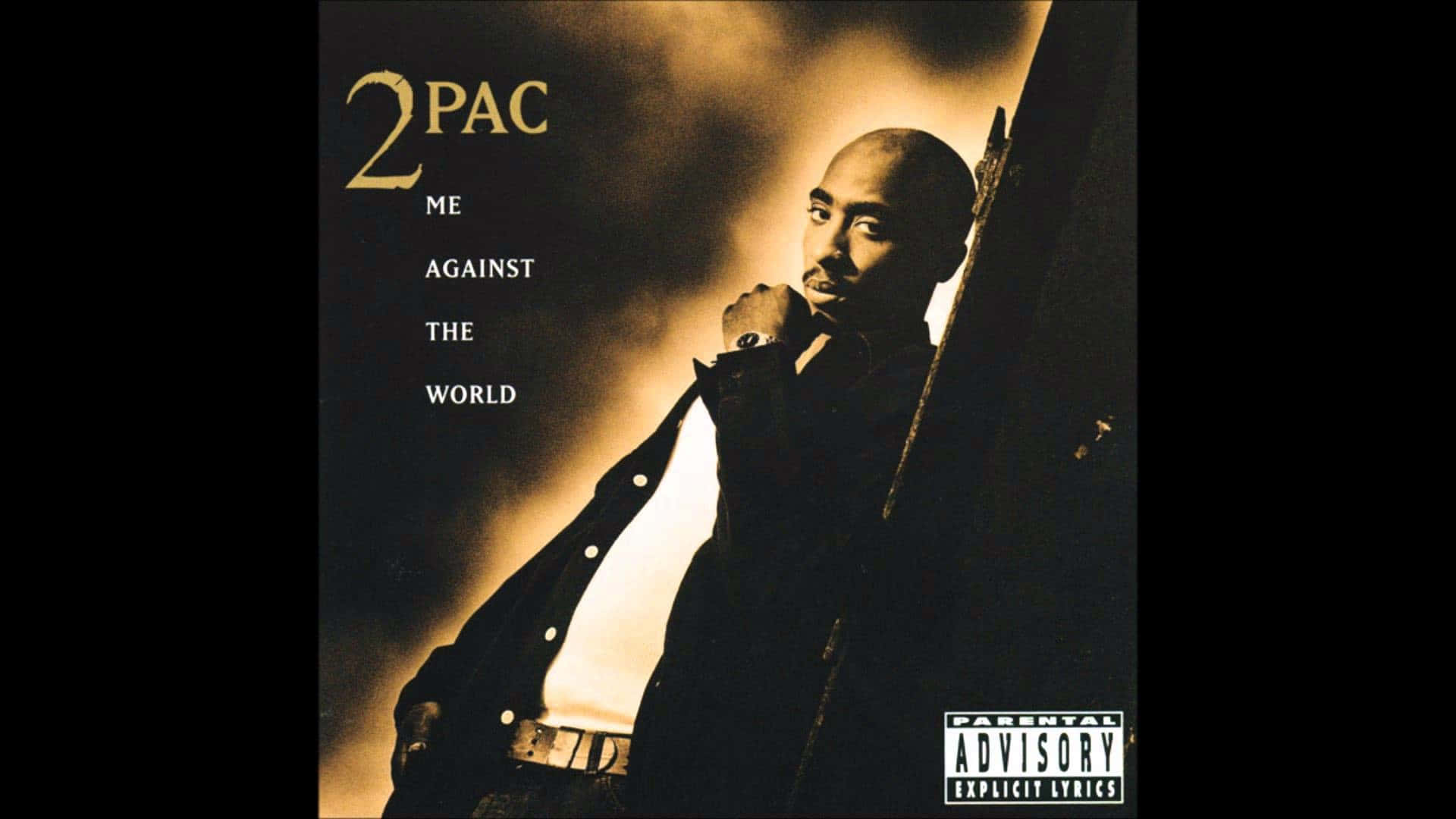 2Pac 身穿深色外套，在煙霧繚繞的金色背景下，帶有專輯標題文字。