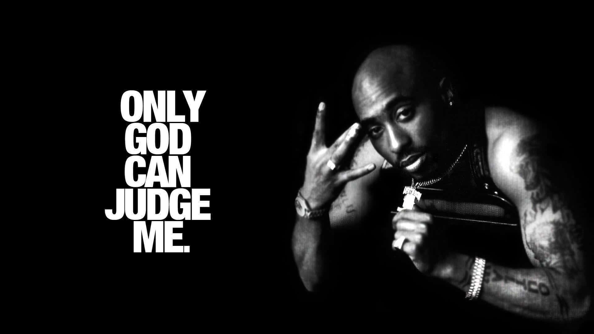 Tupac Shakur 手持香煙，文字寫著 only god can judge me。