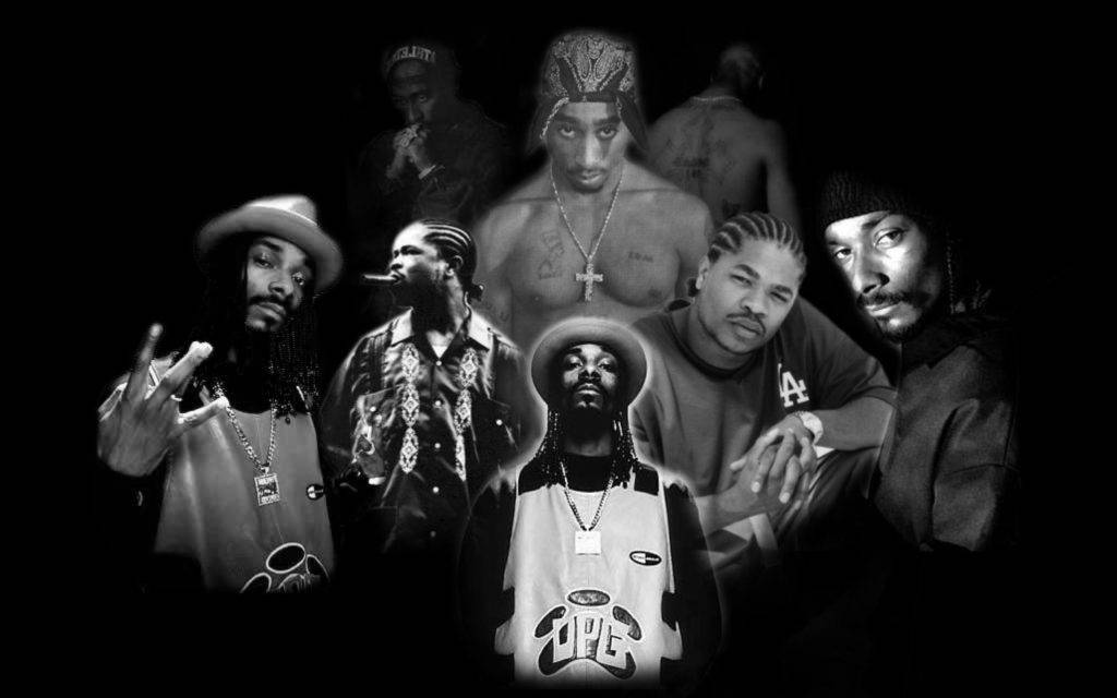 2Pac 多圖拼貼壁紙 壁紙 — 一幅黑白拼貼畫，展示標誌性嘻哈藝術家在深色背景下自信地擺姿勢。