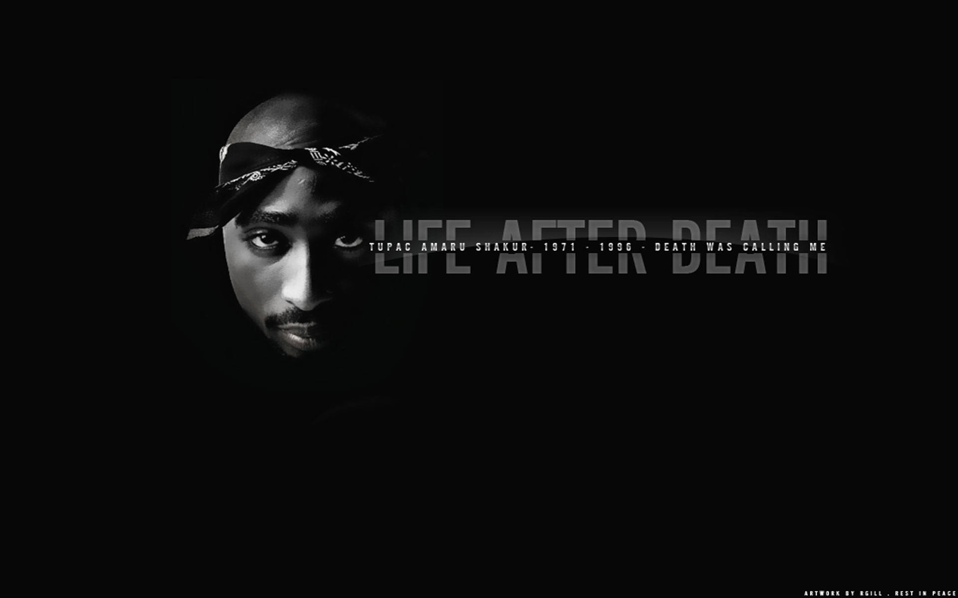 2Pac 生死之後 壁紙 — 一幅強烈的黑白肖像，Tupac Shakur 帶有銳利的目光，背景為深色並配有粗體文字。