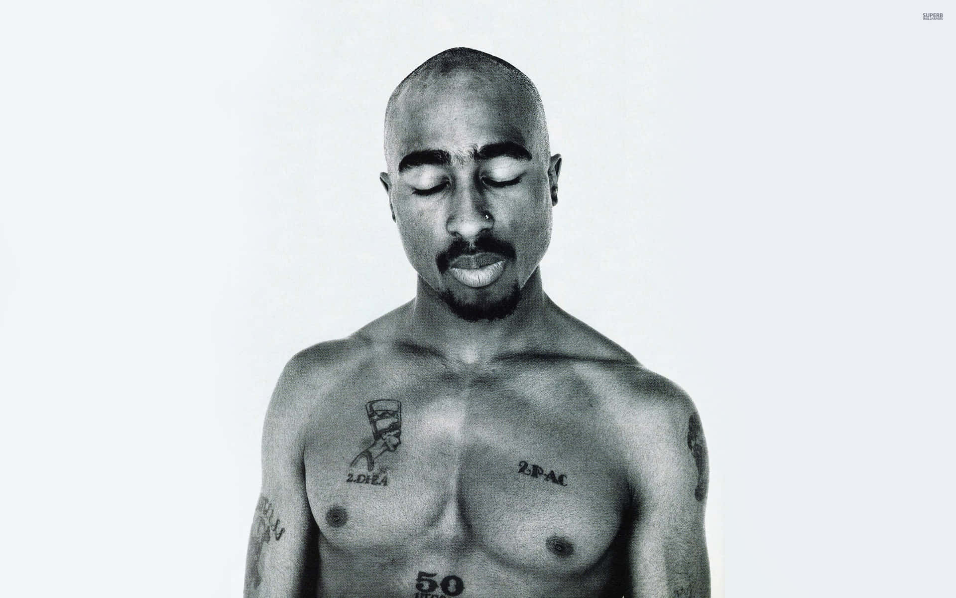 Tupac Shakur的黑白工作室肖像，閉上眼睛，紋身清晰可見。