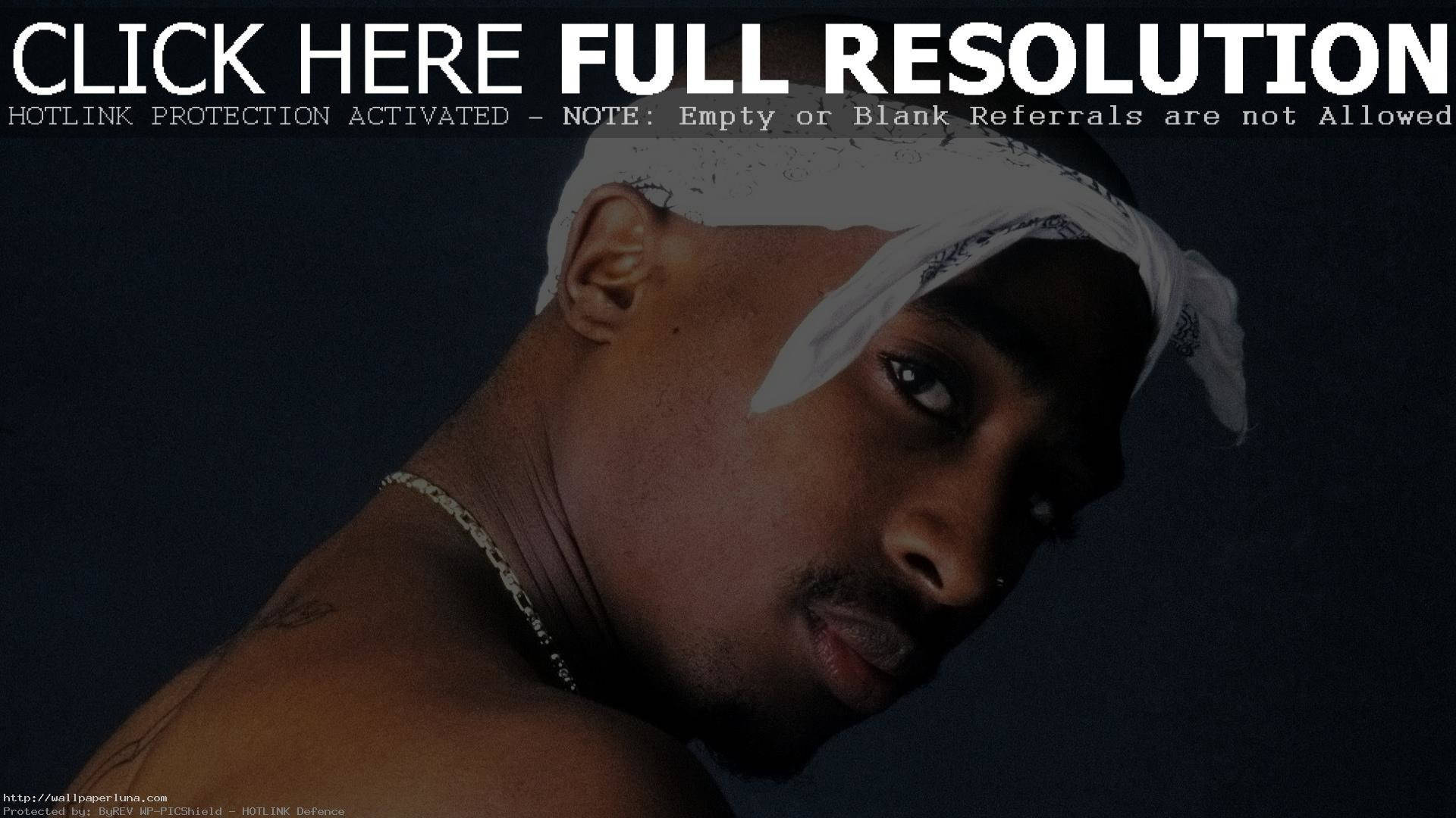 2Pac 點擊此處 獲取全解析度 壁紙 — Tupac Shakur 嘅特寫肖像，戴住白色頭巾同鏈條頸鏈，背景係黑色。