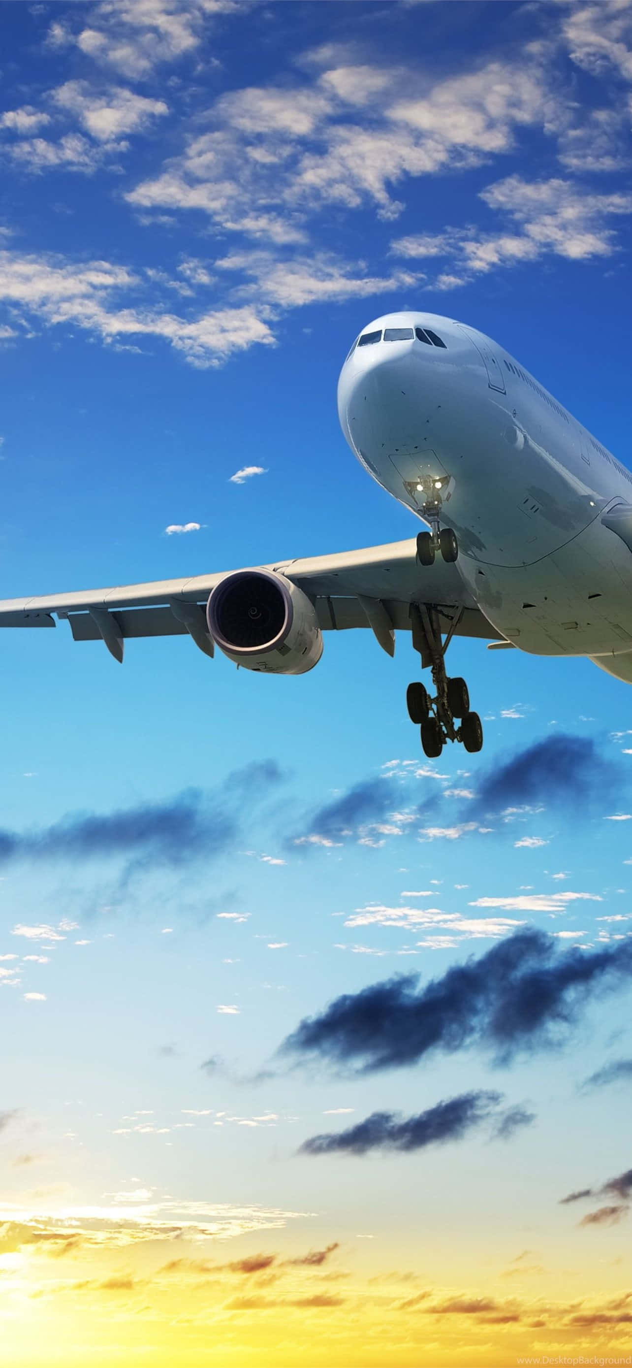 像素3小型飛機背景：降落飛機 壁紙 — 一架大型白色客機在佈滿金色日落雲彩的鮮豔藍天下下降。