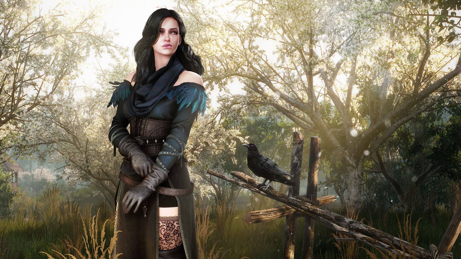 《巫師 3》維恩堡的 Yennefer，巫師兄弟會的女巫 壁紙 — 一位黑髮女巫身穿皮甲，站在陽光明媚的森林中，一隻烏鴉棲息在木柵欄上。