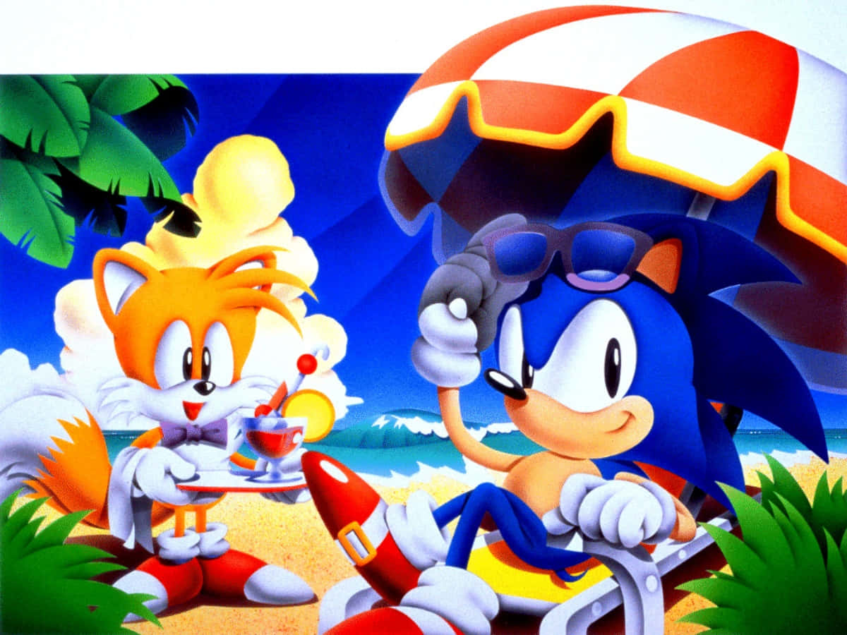 以經典復古造型慶祝索尼克30週年 壁紙 — Sonic 和 Tails 在陽光明媚的海灘上放鬆，有棕櫚樹和條紋遮陽傘，Tails 為 Sonic 送上熱帶飲料。