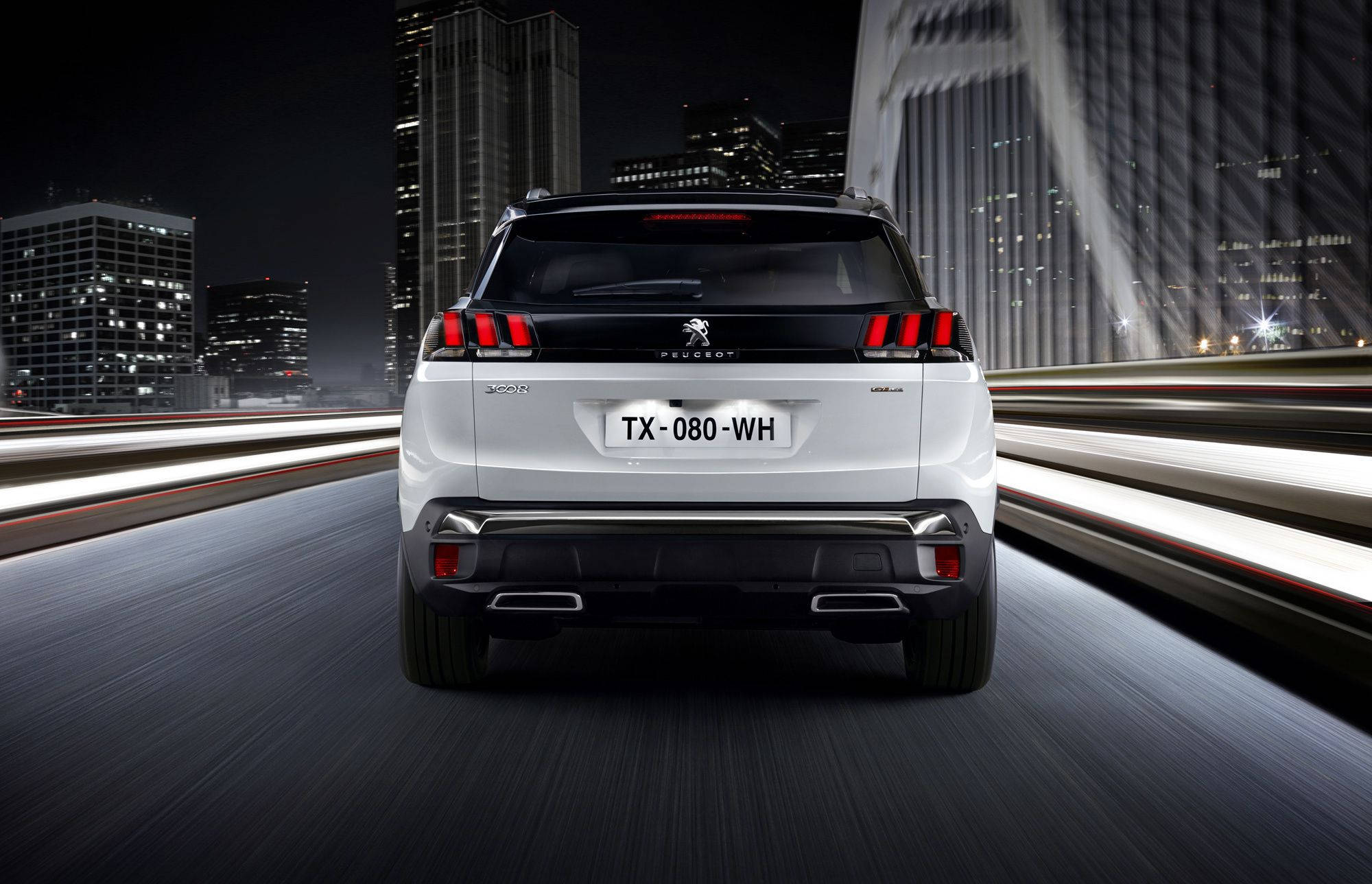 白色標緻3008 SUV 壁紙 — 一輛白色Peugeot SUV在夜間行駛於城市橋樑上，背景有光條和 towering 摩天大樓。