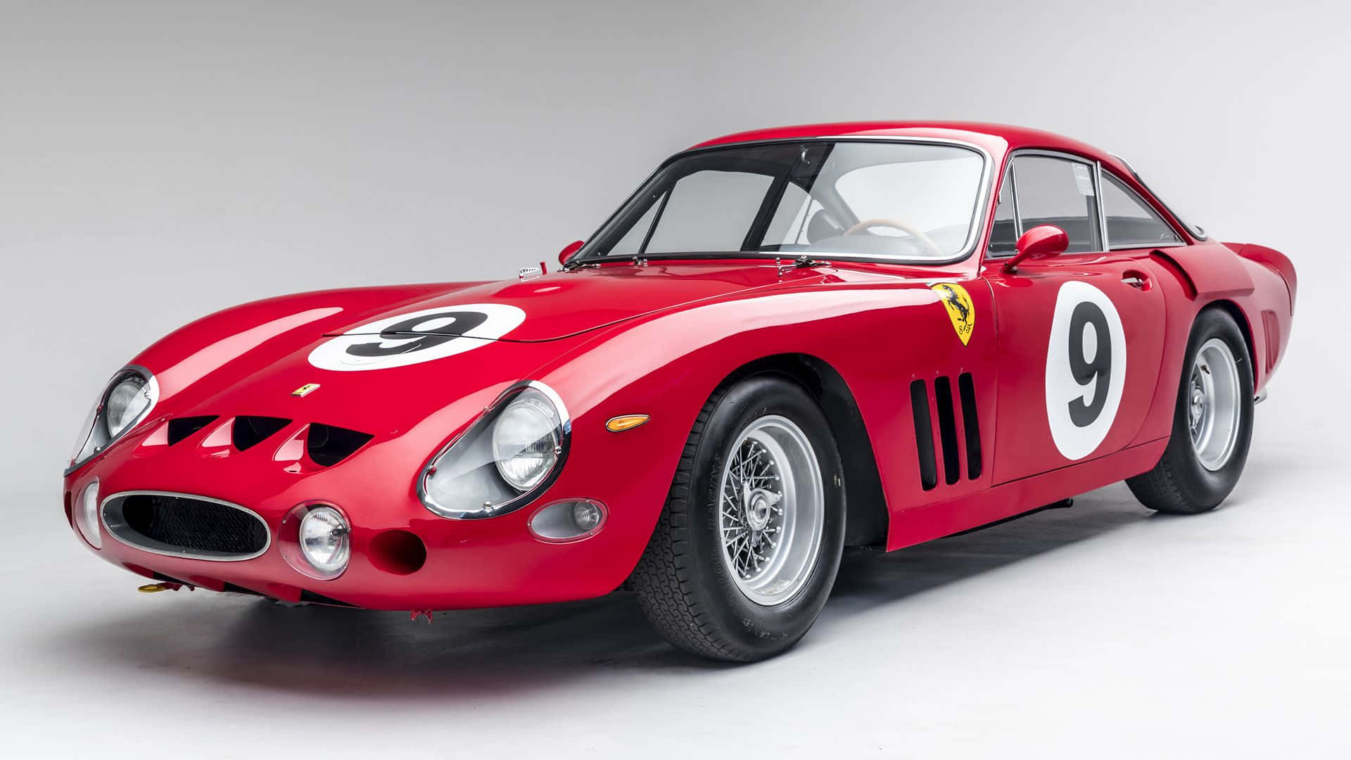 法拉利330 GTO Berlinetta 壁紙 — 一輛完美無瑕的紅色法拉利賽車，引擎蓋和側面 prominently 顯示著九號，在攝影棚環境中拍攝。