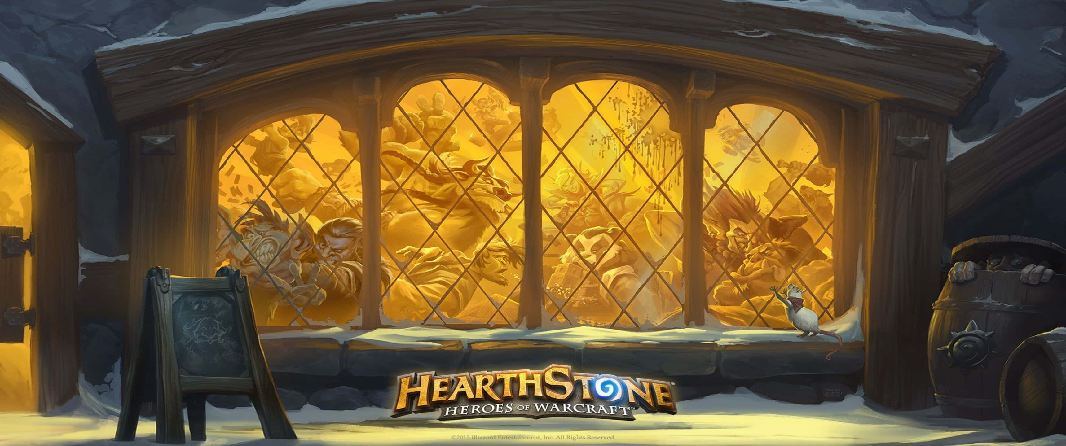 3440 x 1440p 解析度的爐石傳說角色壁紙 壁紙 — 一間舒適的雪地 Hearthstone 酒館，溫暖的金色光芒透過菱形窗戶照射出來，顯示內部混亂的卡牌遊戲場景。