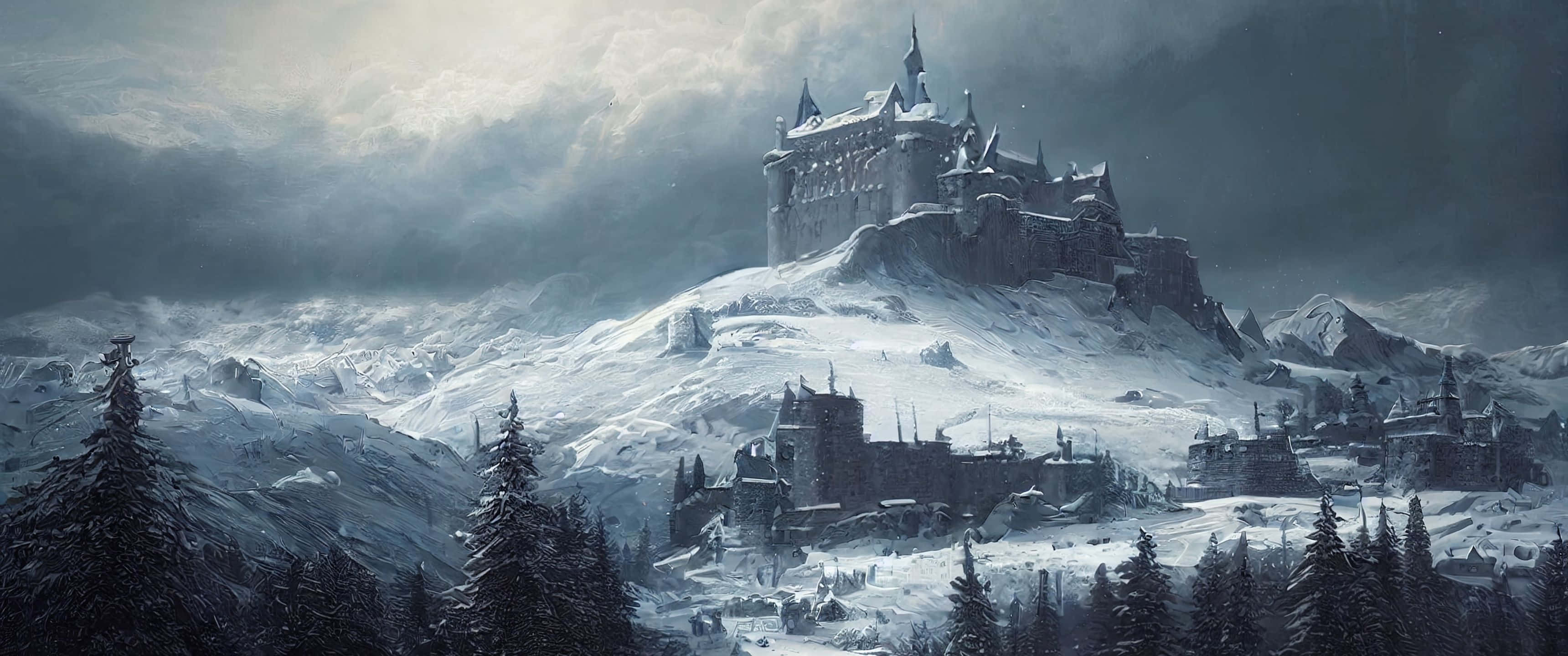 於 3440X1440 背景中迷失於色彩世界 壁紙 — 一座雄偉的雪覆蓋城堡坐落在山頂上，背景是暴風雨般的灰色天空，前景有松樹。