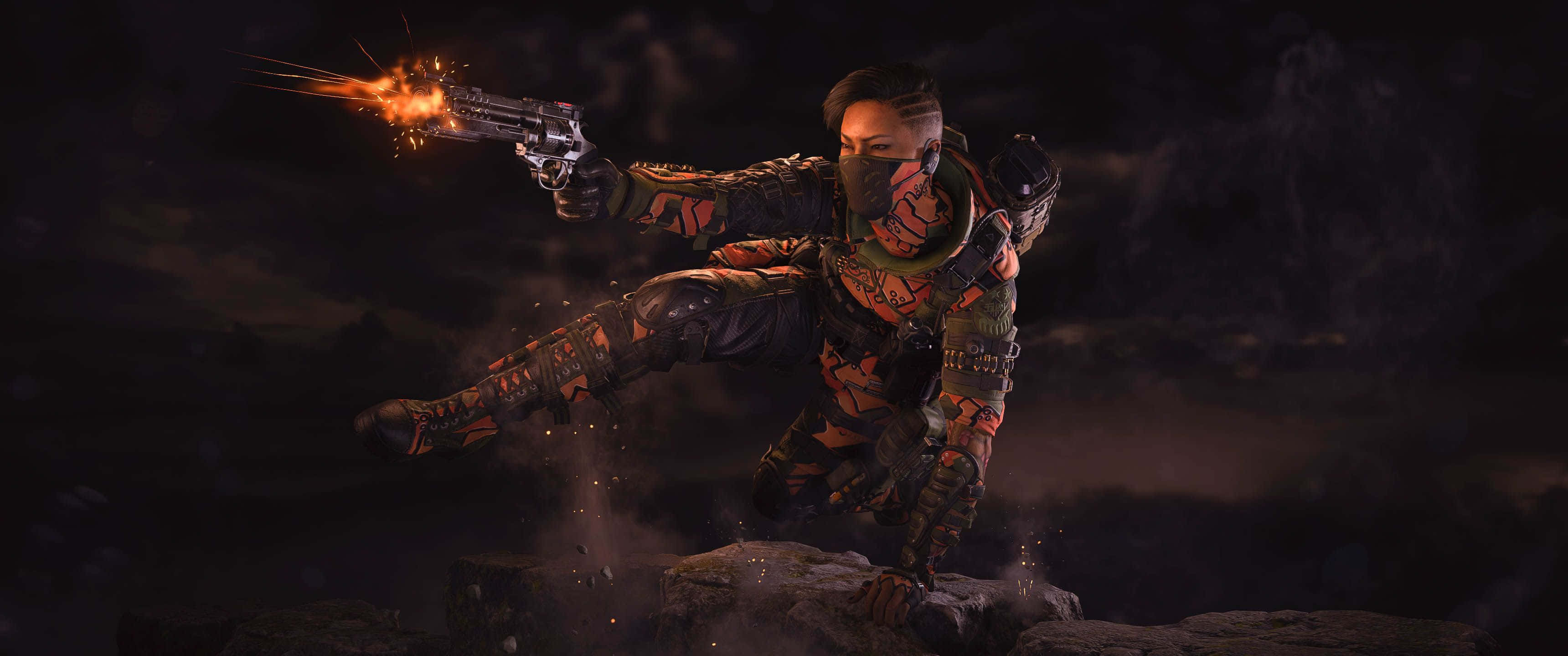 3440x1440 遊戲 Call of Duty: Black Ops 4 壁紙 — 一名戴著面具的戰士身穿橙色迷彩，在黑暗的天空下從岩石露頭處發射冒煙的左輪手槍。