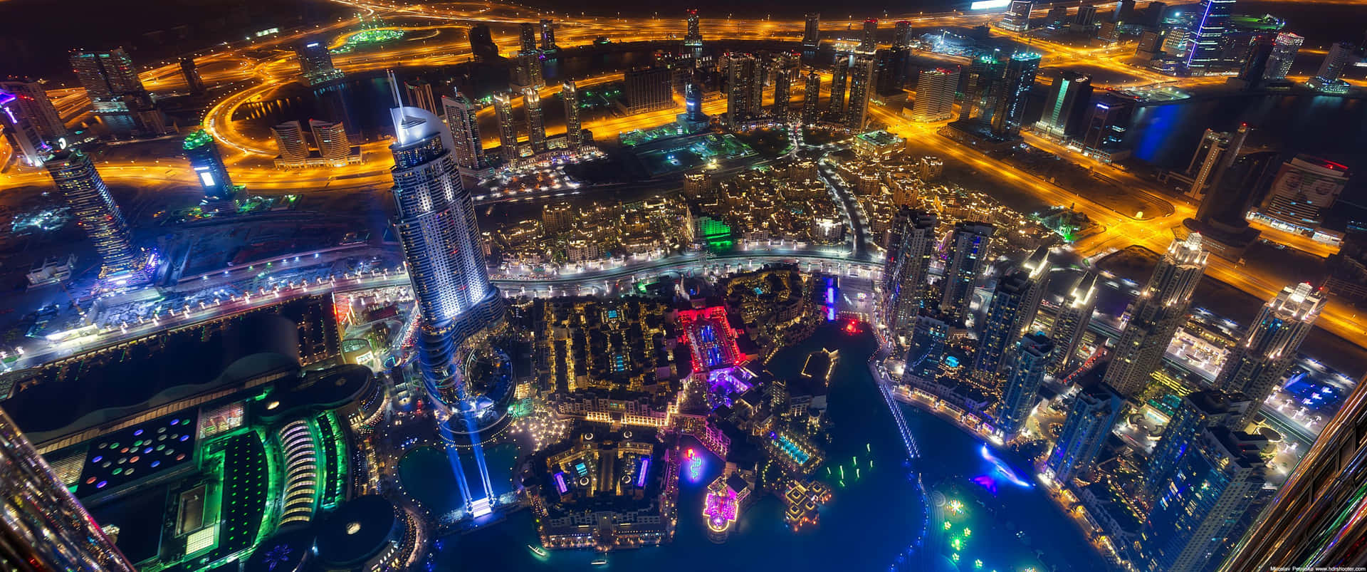 夜晚的杜拜城市景觀，明亮的燈光和現代建築。