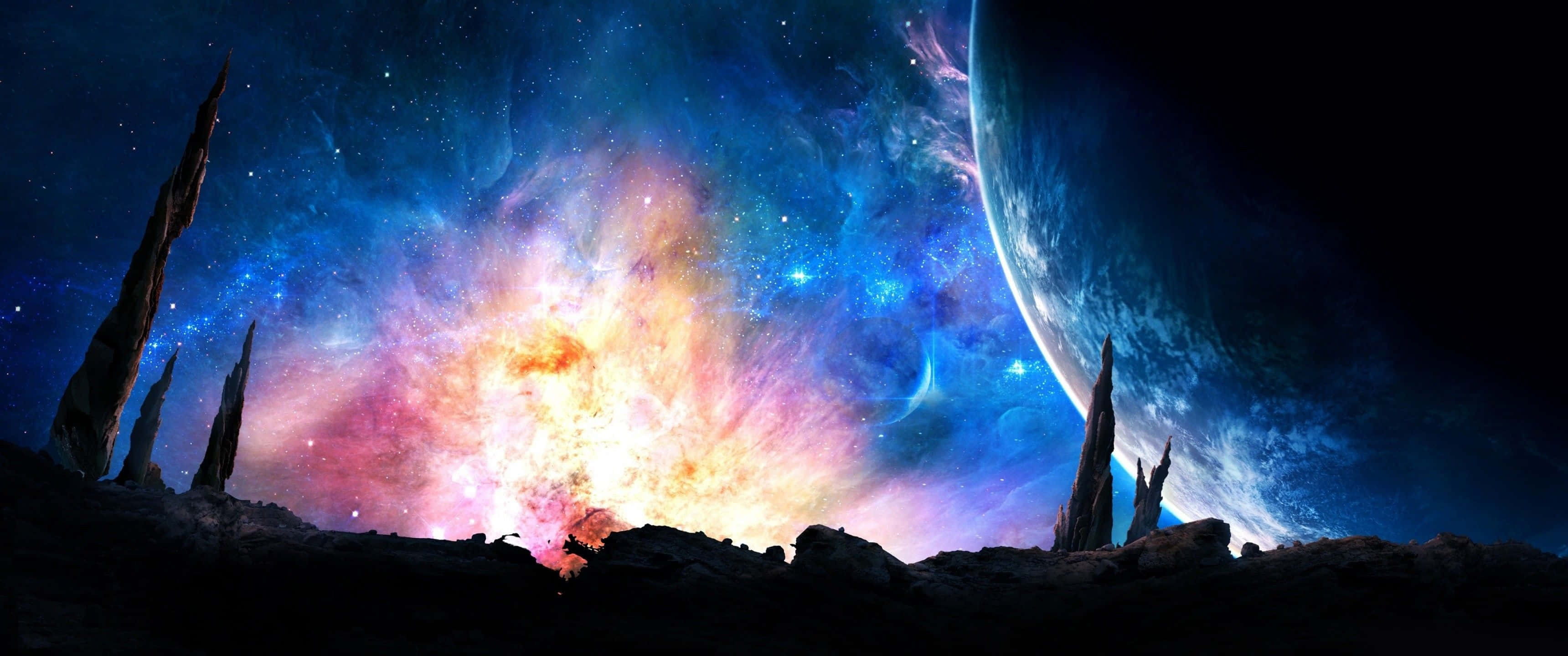 最佳 3440x1440 高清閃耀宇宙 壁紙 — 宇宙景觀顯示鋸齒狀岩石尖塔在深空中以鮮豔星雲和發光行星為背景的剪影。