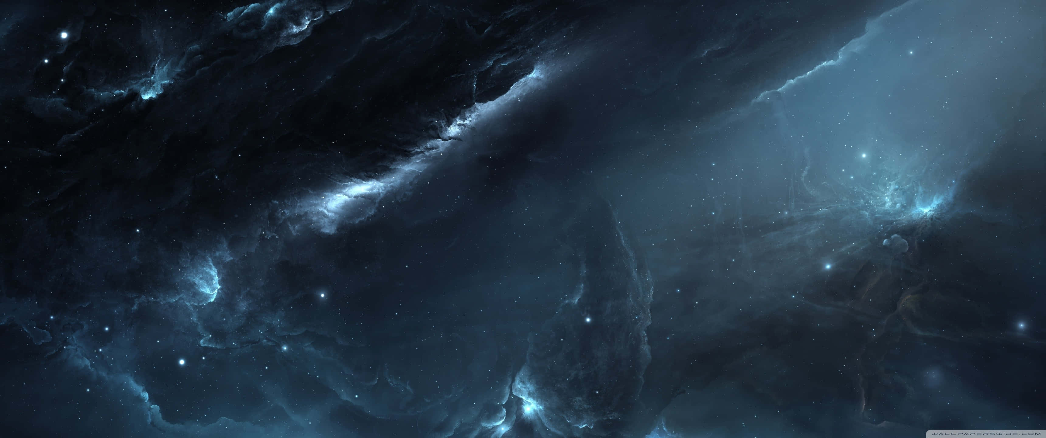 在超寬3440x1440畫面中欣賞壯麗的外太空景色 壁紙 — 廣闊的宇宙星雲在星場下旋轉，散發著發光的藍色氣體和黑暗的宇宙塵埃。