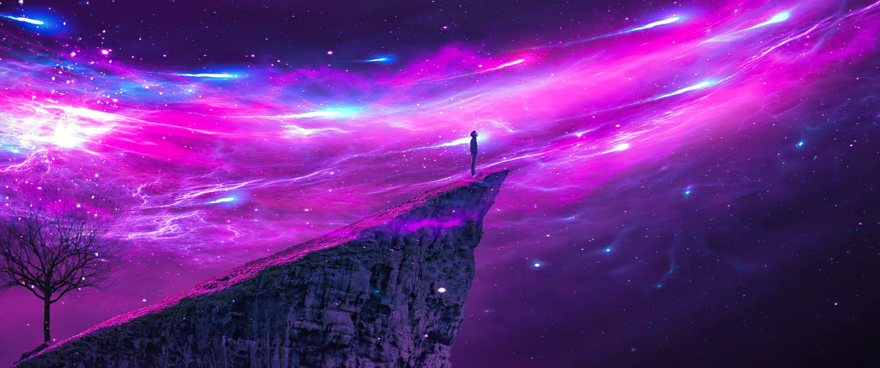 在 3440x1440 超寬壁紙中體驗宇宙無限之美 壁紙 — 一個孤獨的身影站在懸崖邊，下方是旋轉的宇宙天空，充滿洋紅色和電光藍色的星雲。