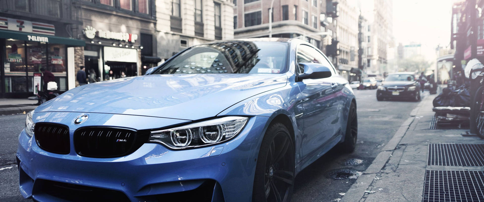 日落時分停在城市街道上的藍色BMW M4