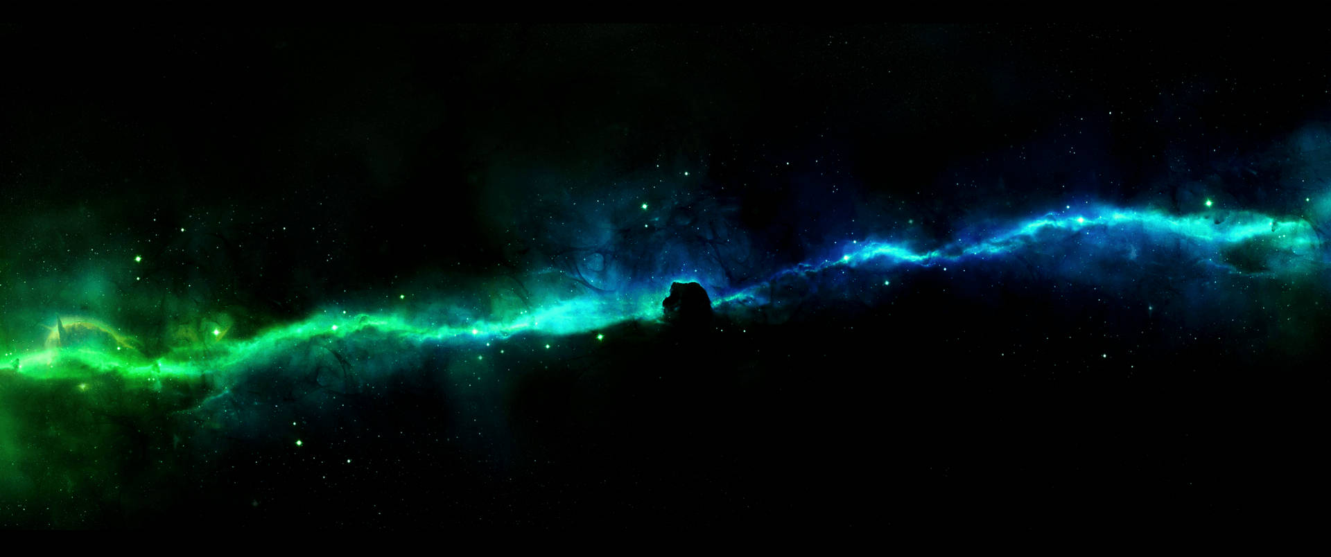 鮮綠色和藍色的宇宙星雲在佈滿星辰的黑色天空中發光。