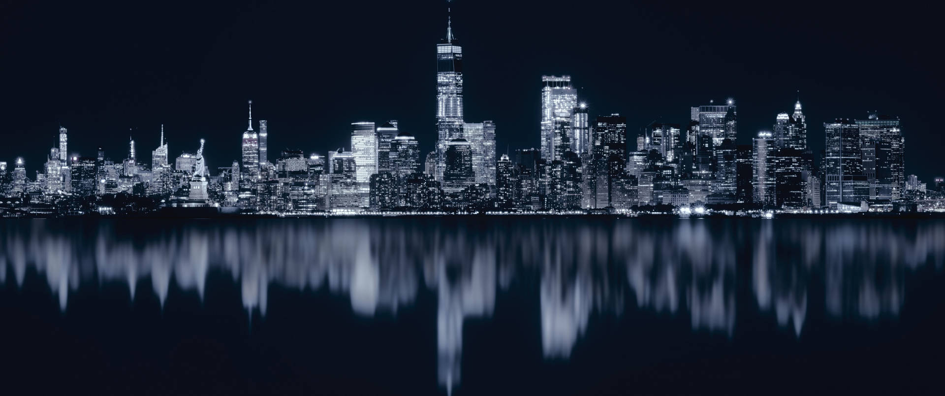 紐約市夜景，燈光倒映在水面上