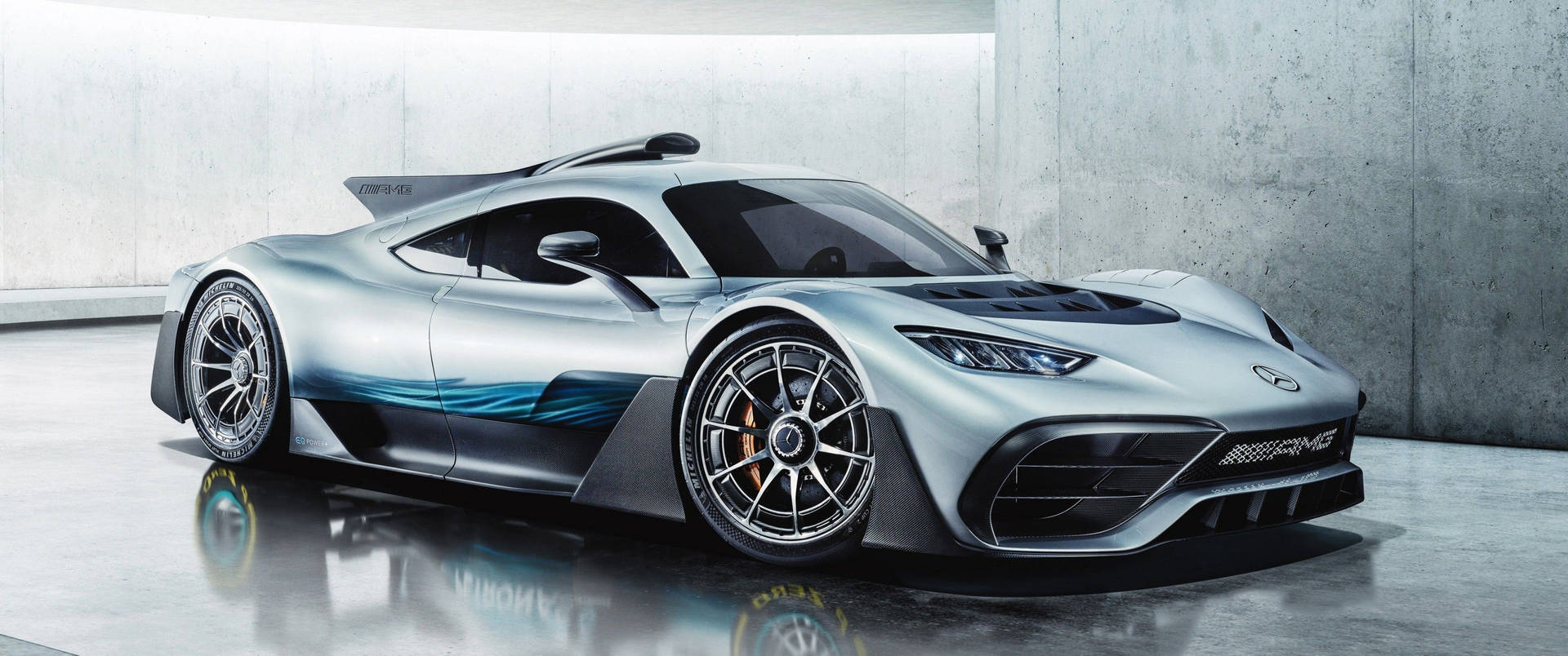 帶有藍色點綴的銀色 Mercedes-AMG One 超跑在混凝土車庫中。