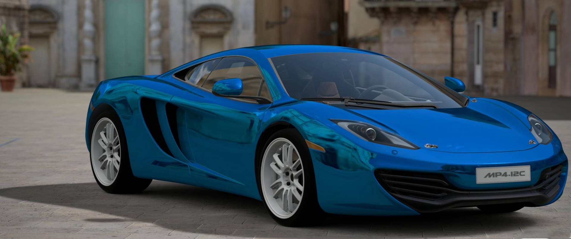 亮藍色McLaren MP4-12C跑車停泊在石砌廣場上。