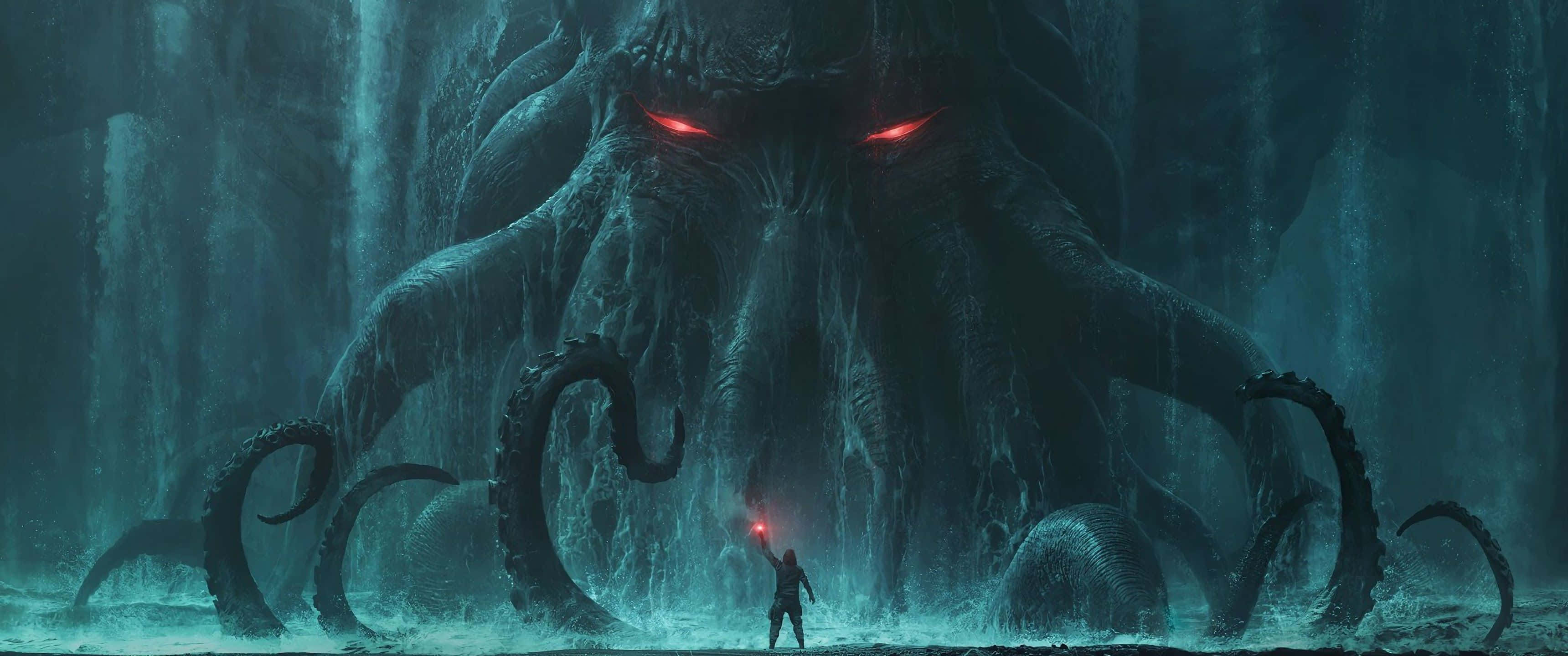 3440x1440 遊戲概念 Cthulhu 壁紙 — 一個孤獨的身影在一個洞穴般的、青綠色照明的深淵中，手持火炬面對一個擁有發光紅眼的巨大觸手怪物。