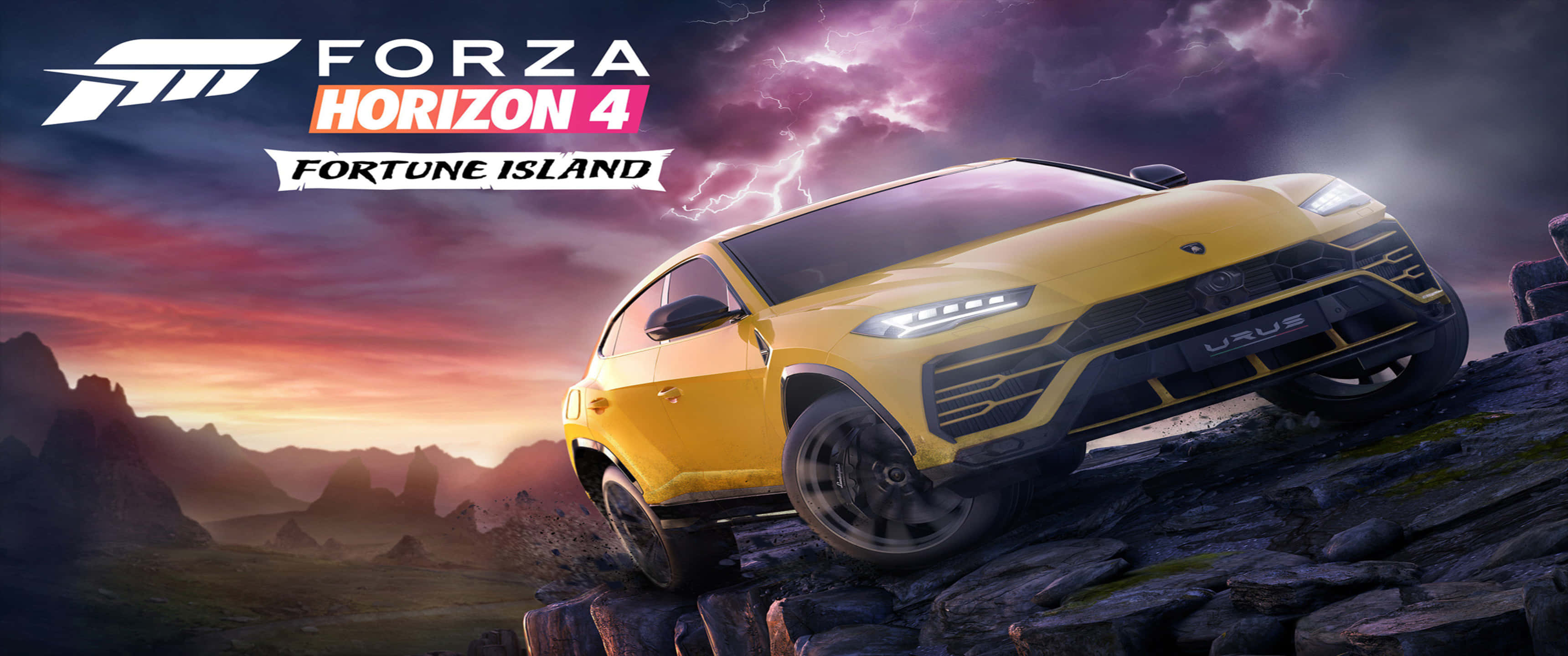 3440x1440p《Forza Horizon 4》財富島預覽背景 壁紙 — 一輛鮮黃色的林寶堅尼 Urus 在閃電交加的紫色和橙色日落天空下征服岩石地形。