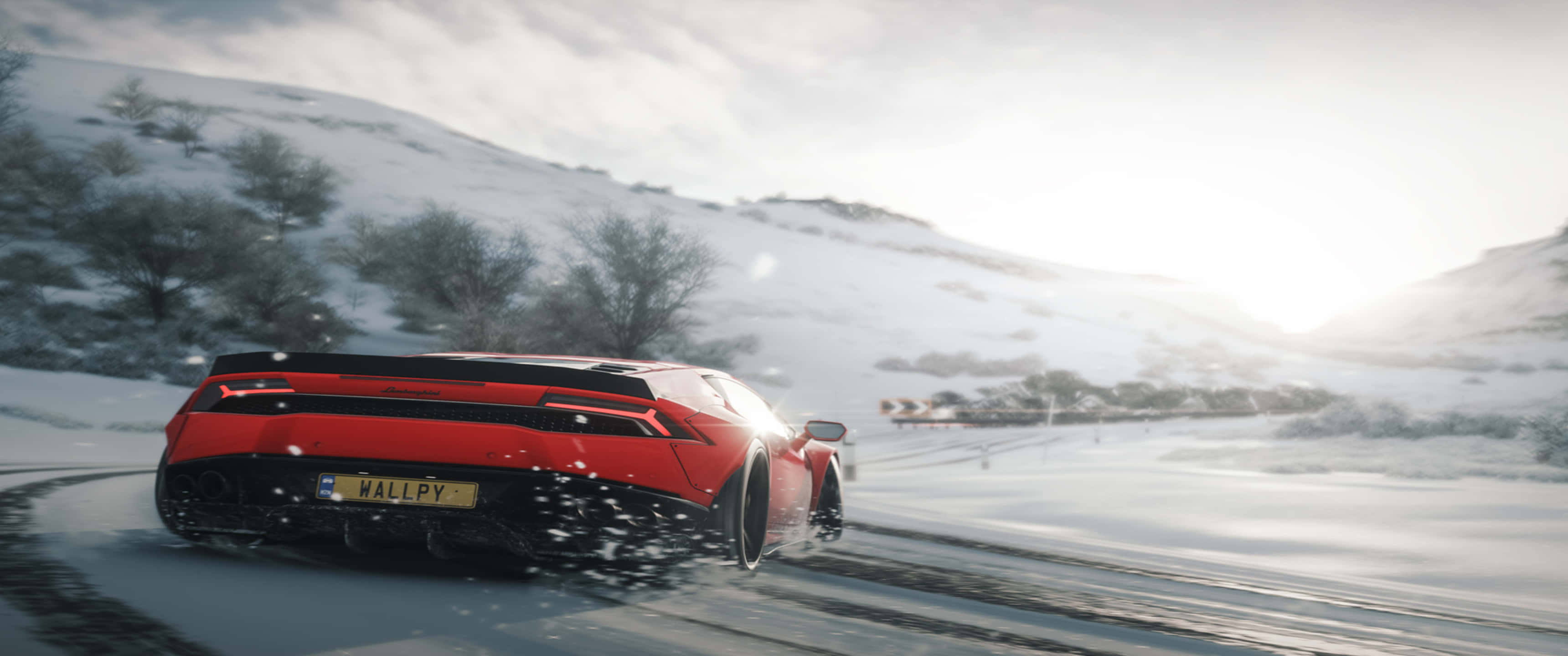 3440x1440p 雪地漂移 Forza Horizon 4 背景 壁紙 — 一輛紅色跑車在積雪的山路上飄移，陽光在雪塵覆蓋的山丘後閃耀。